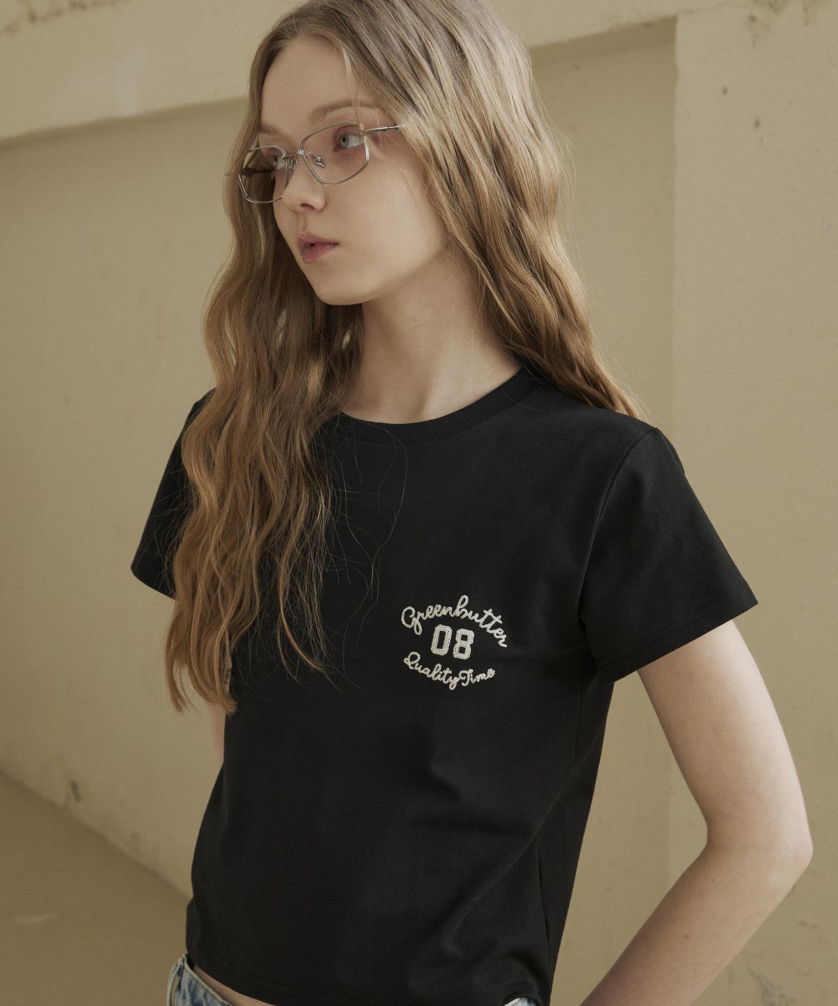 그린버터(GREENBUTTER) Crop Cursive Tee (Black)