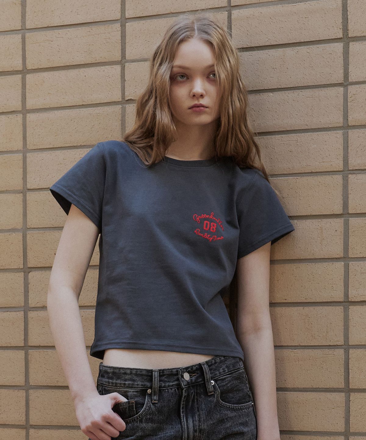 그린버터(GREENBUTTER) Crop Cursive Tee (Charcoal)