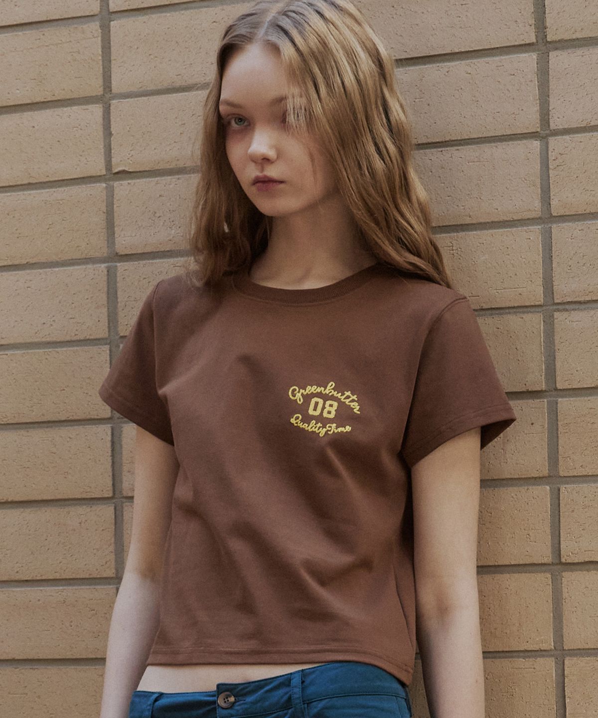 그린버터(GREENBUTTER) Crop Cursive Tee (Brown)