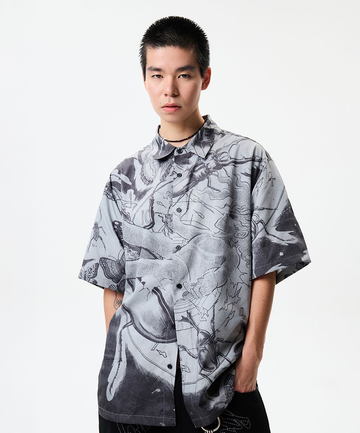 크리틱(CRITIC) CRITIC X INSECT BOY GRAPHIC SHIRT BLACK