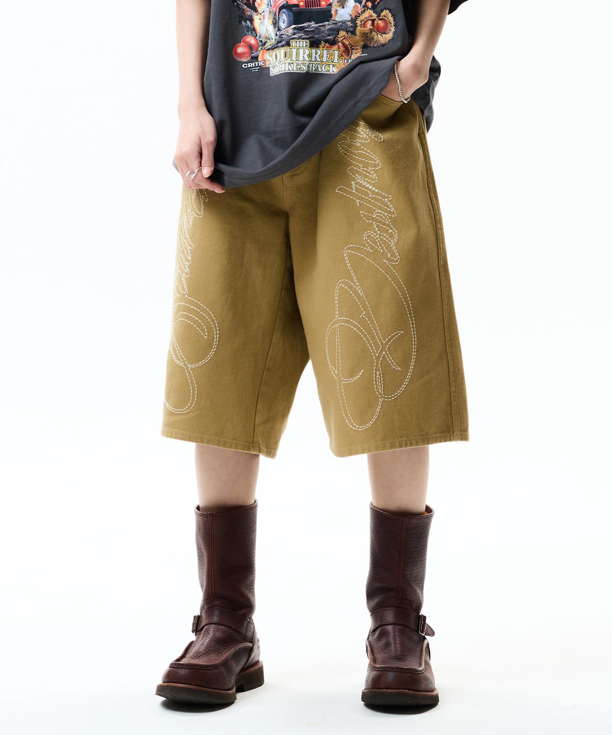크리틱(CRITIC) LETTERING BERMUDA PANTS BEIGE