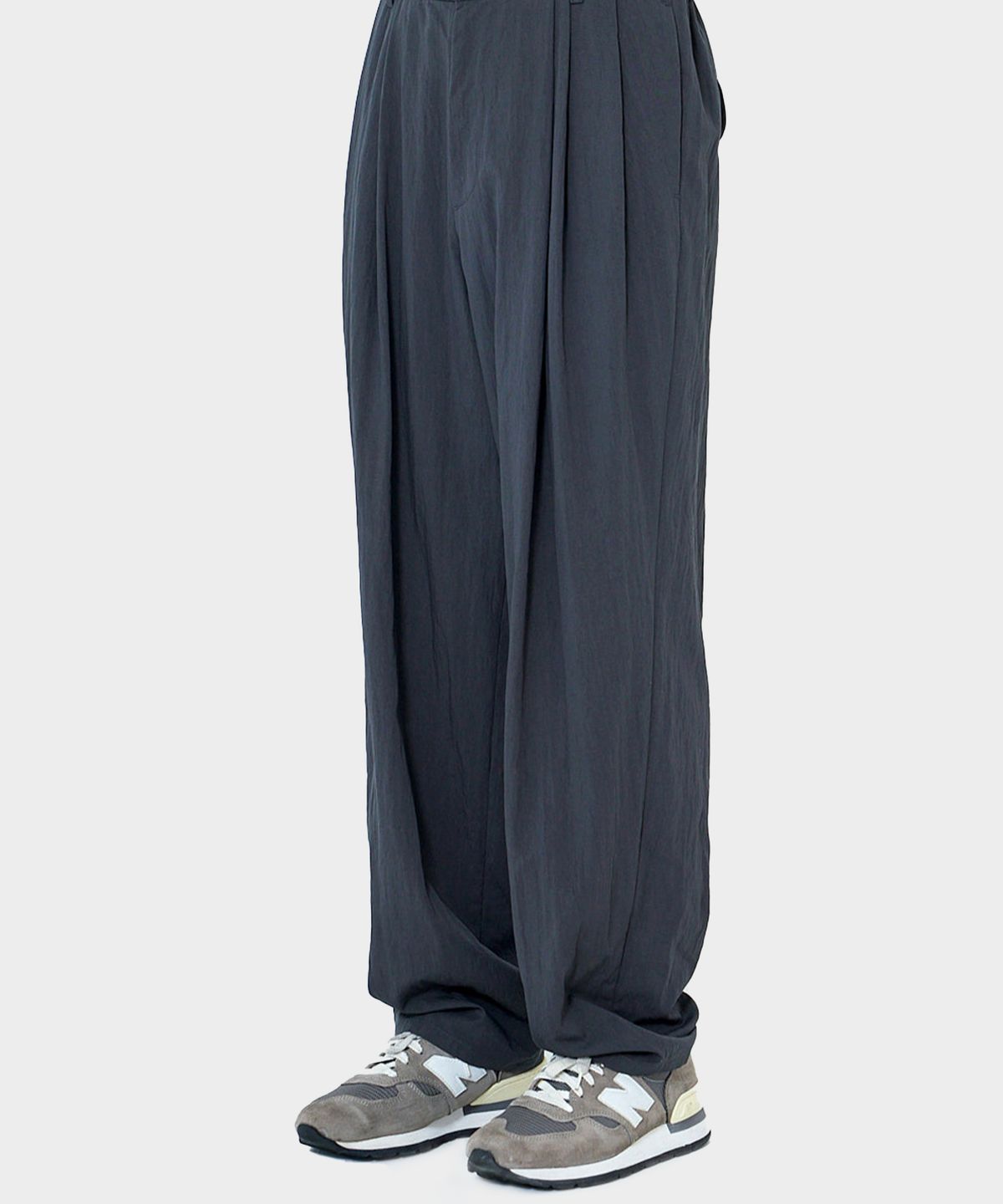 우석(WOOSUK) Pleated Traveler Pant (Blue Grey)