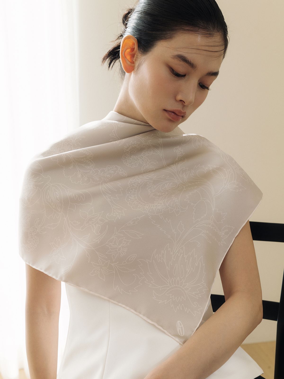 아비나펠르(AVVINAPELLE) 부케 스퀘어 실크 스카프 90 - 샌드
