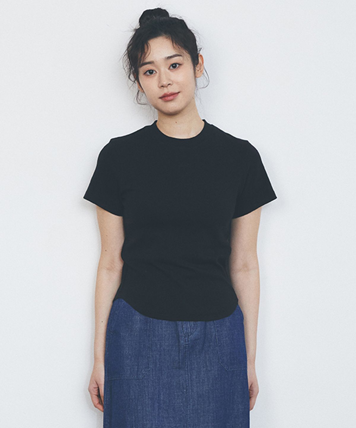 컬럼비아 유니버시티(COLUMBIA UNIVERSITY) TINY SCRIPT LOGO WOMEN SLIM-FIT S/S T-SHIRTS 블랙