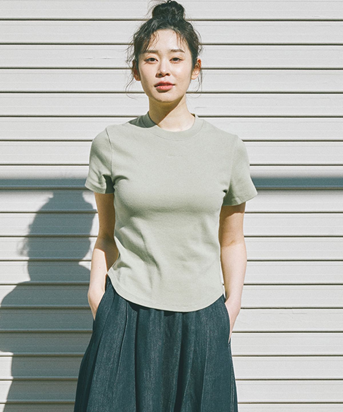 컬럼비아 유니버시티(COLUMBIA UNIVERSITY) TINY SCRIPT LOGO WOMEN SLIM-FIT S/S T-SHIRTS 라이트카키
