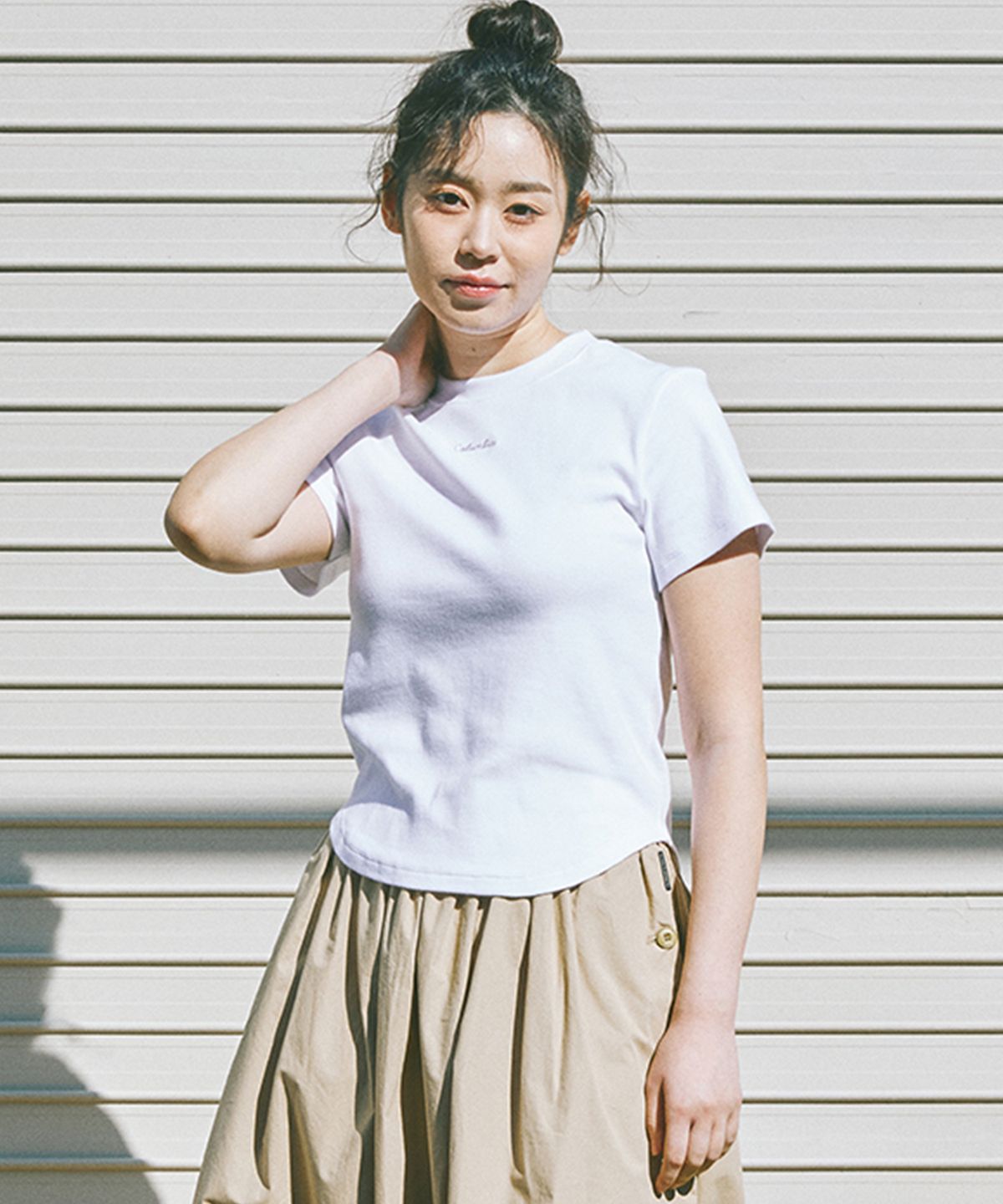 컬럼비아 유니버시티(COLUMBIA UNIVERSITY) TINY SCRIPT LOGO WOMEN SLIM-FIT S/S T-SHIRTS 화이트