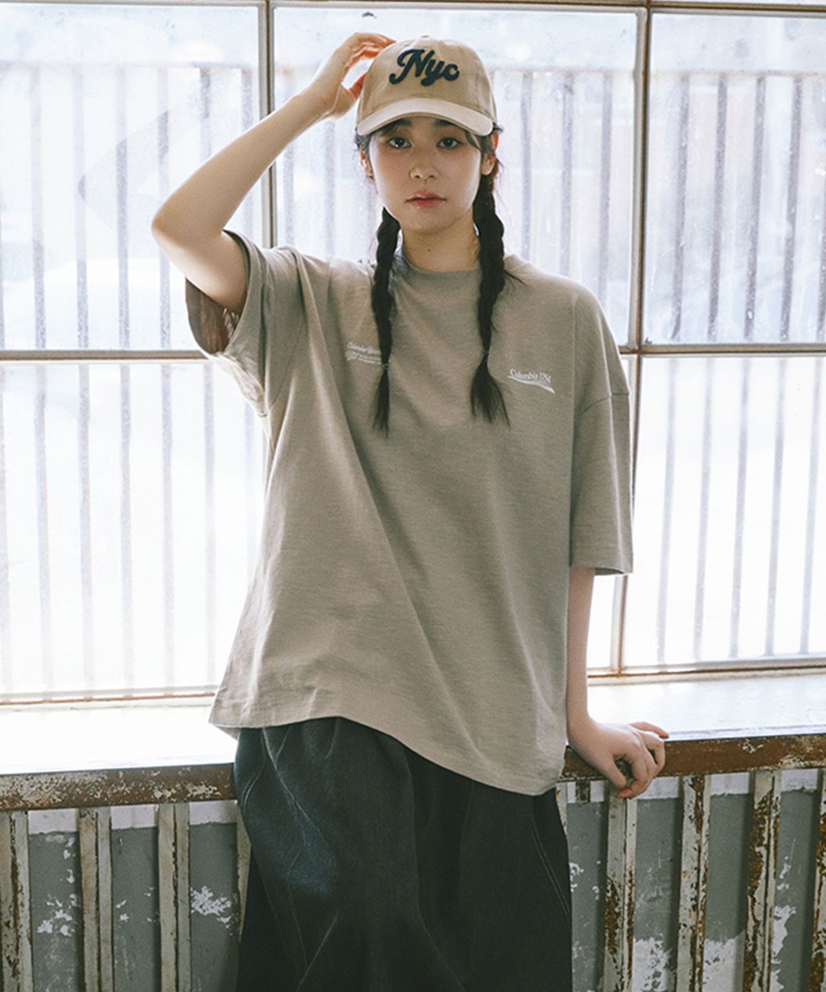 컬럼비아 유니버시티(COLUMBIA UNIVERSITY) CU BIG WAVE LOGO S/S T-SHIRTS 내추럴베이지