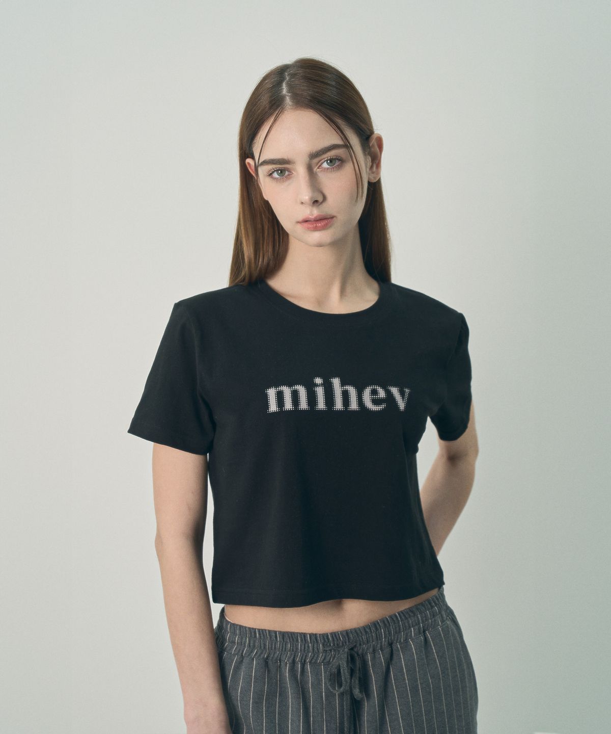 미헤브(MIHEV) 미헤브 그래픽 로고 크롭 티셔츠 블랙