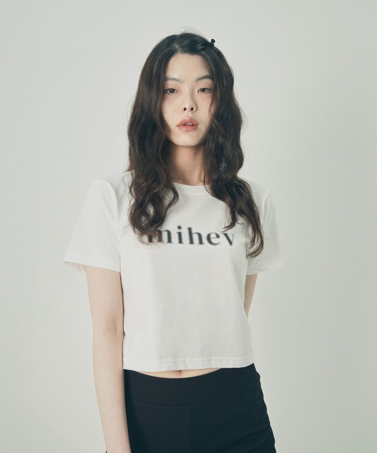 미헤브(MIHEV) 미헤브 그래픽 로고 크롭 티셔츠 화이트