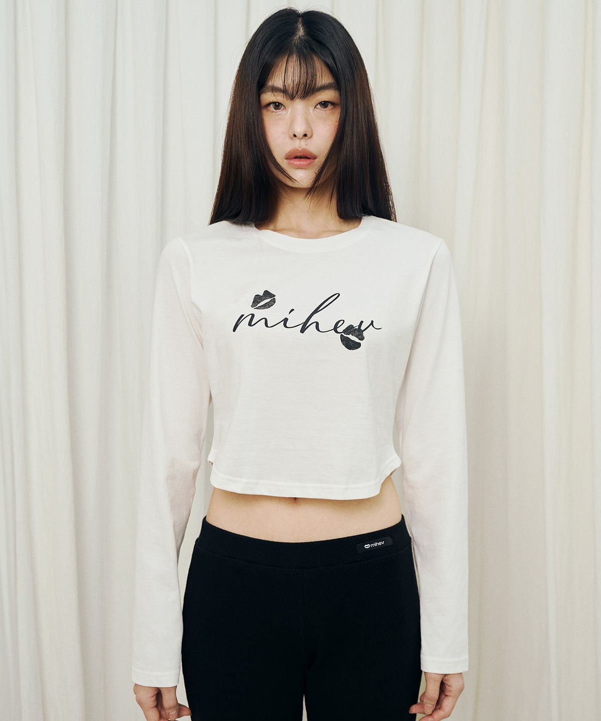 미헤브(MIHEV) 미헤브 립 그래픽 크롭 롱슬리브 화이트