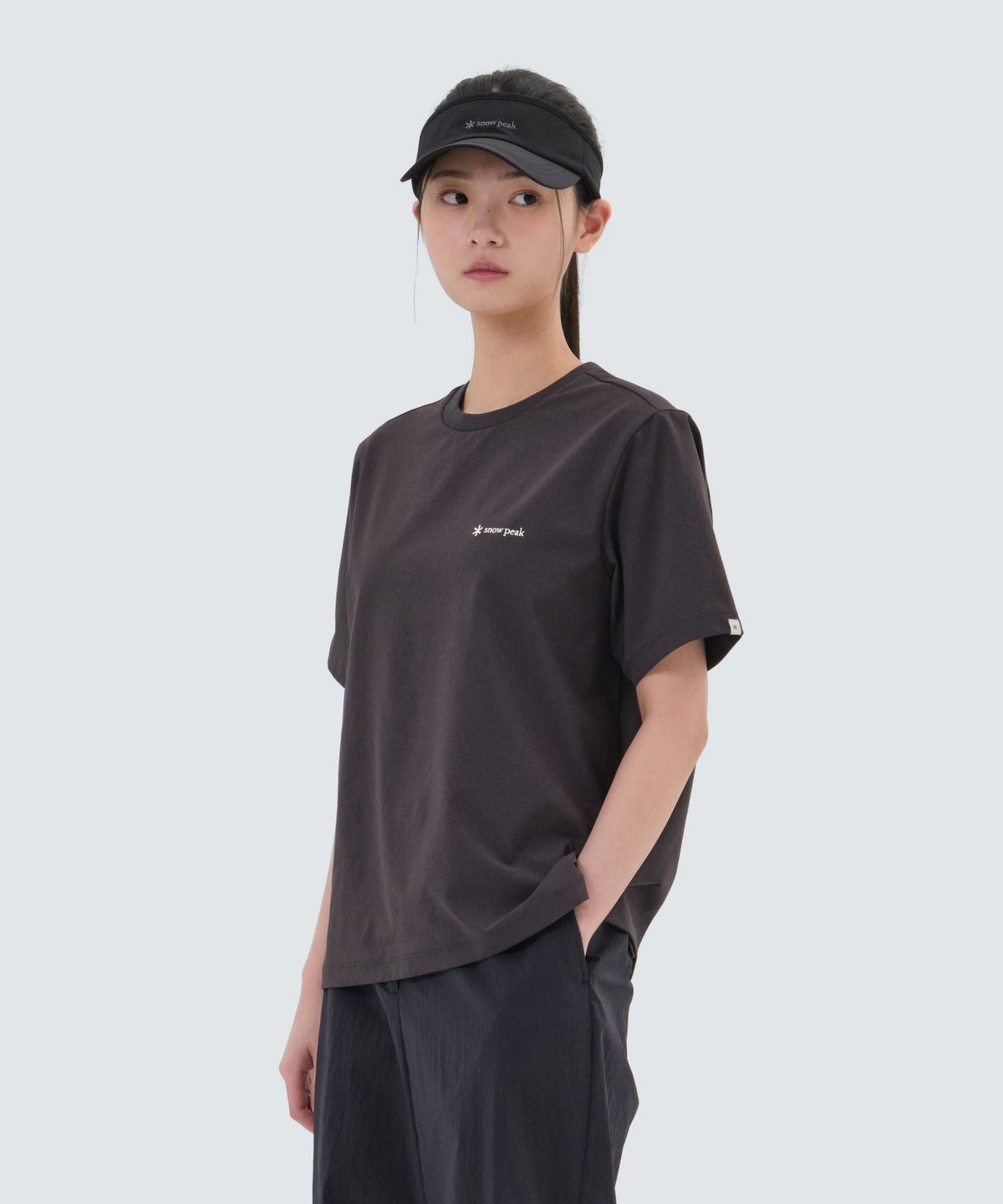 스노우피크 어패럴(SNOWPEAK APPAREL) 클래식 우븐 여성 반팔 티셔츠 (S25MWTTS17) Charcoal