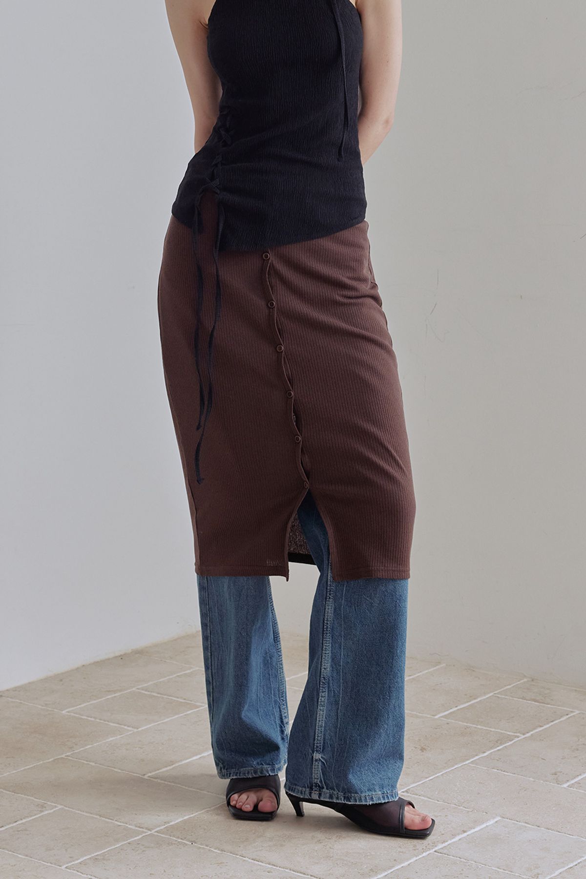 애프터아워즈(AFTERHOURS) BUTTON UP LAYERED MIDI SKIRT (BROWN)