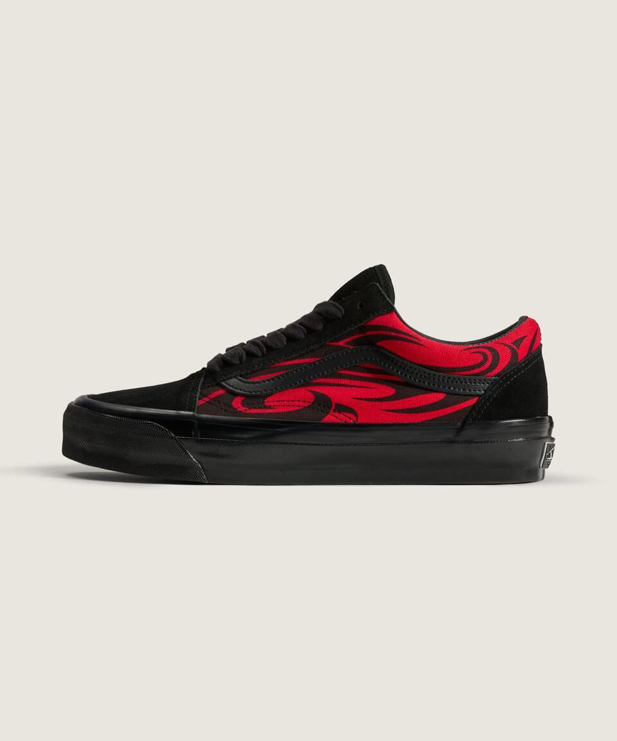 반스(VANS) 프리미엄 올드스쿨 LX - 플레임 블랙/레드 / VN000D564581