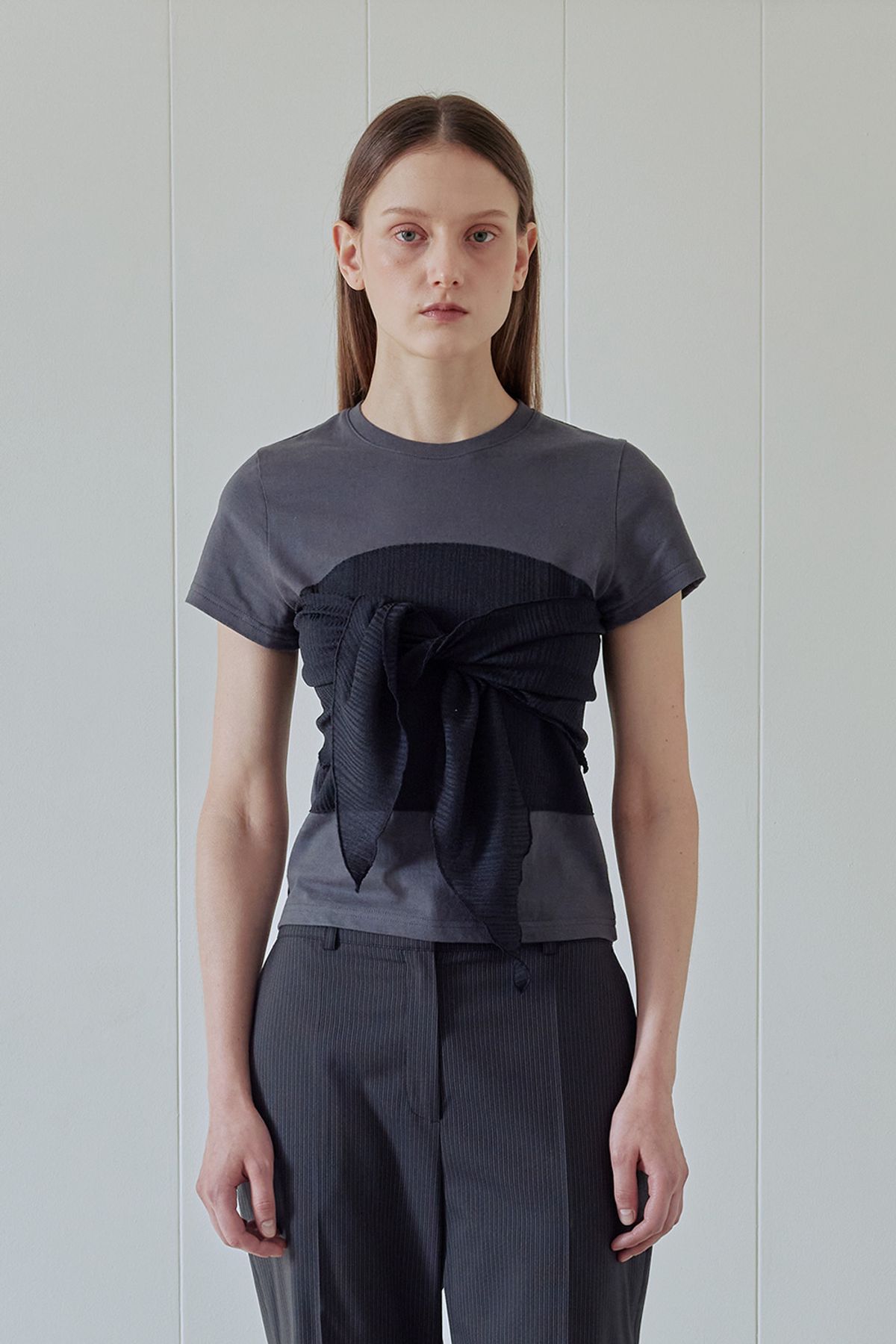 애프터아워즈(AFTERHOURS) BUTTERFLY KNOTTED HALF-TOP (CHARCOAL)