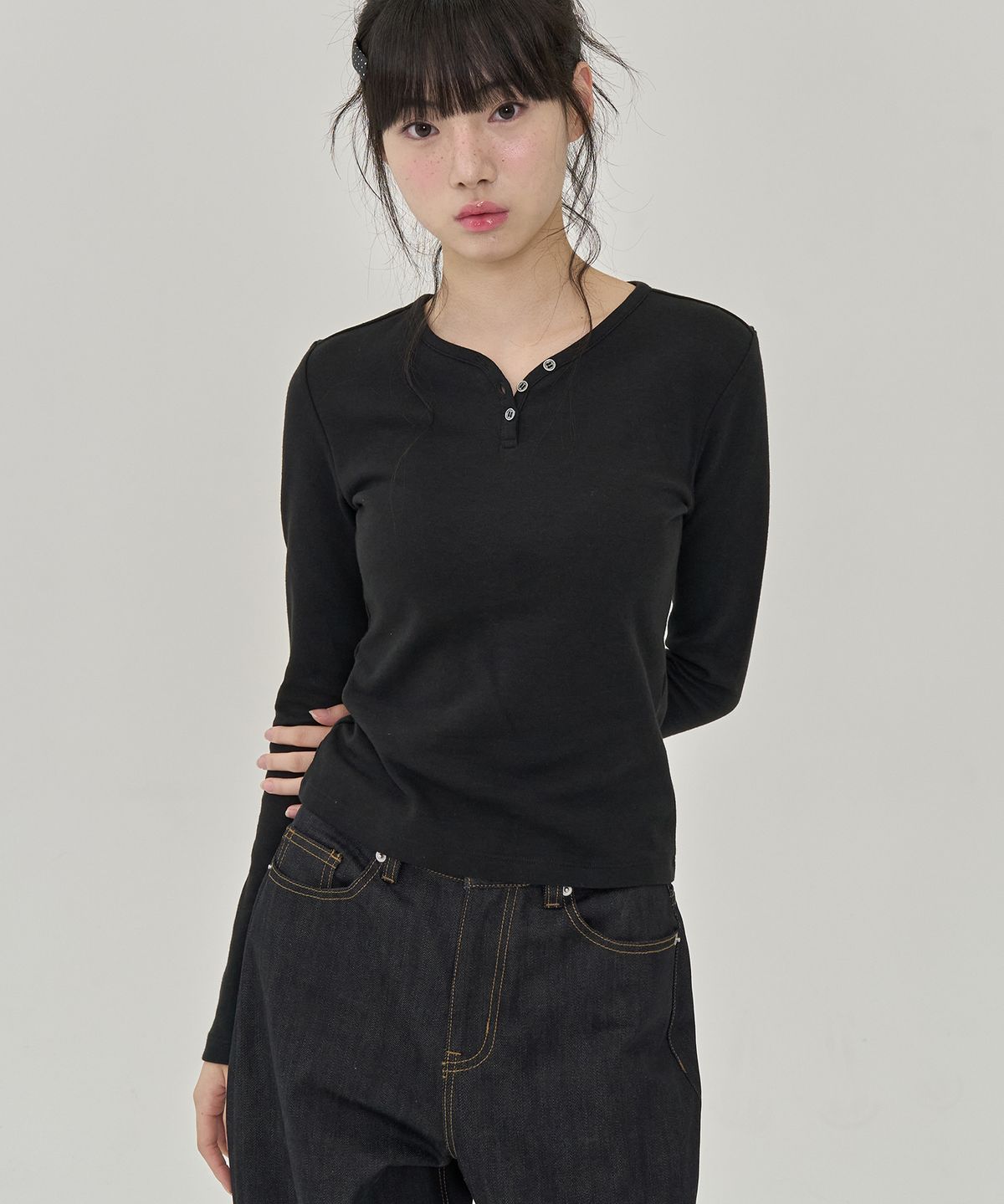 토피 우먼(TOFFEE WOMEN) W 라운드 넥 버튼 티셔츠 (BLACK)