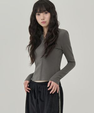 W 라운드 넥 버튼 티셔츠 (CHARCOAL)