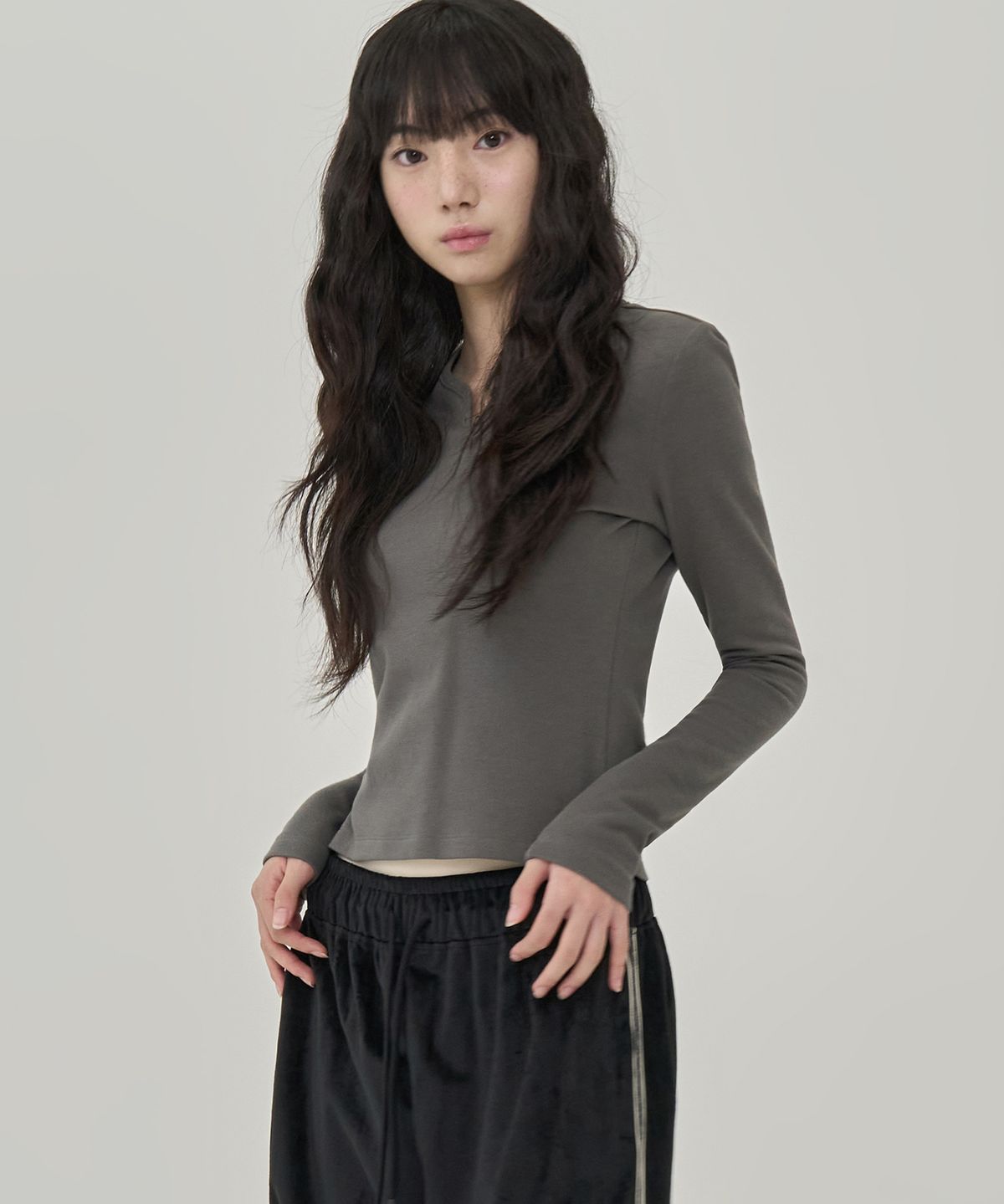 토피 우먼(TOFFEE WOMEN) W 라운드 넥 버튼 티셔츠 (CHARCOAL)