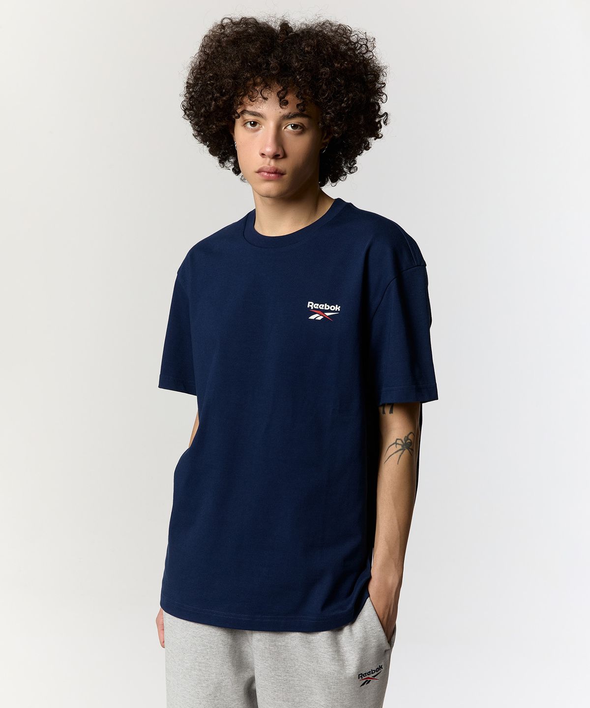 리복(REEBOK) 아카이브 티셔츠 - 네이비