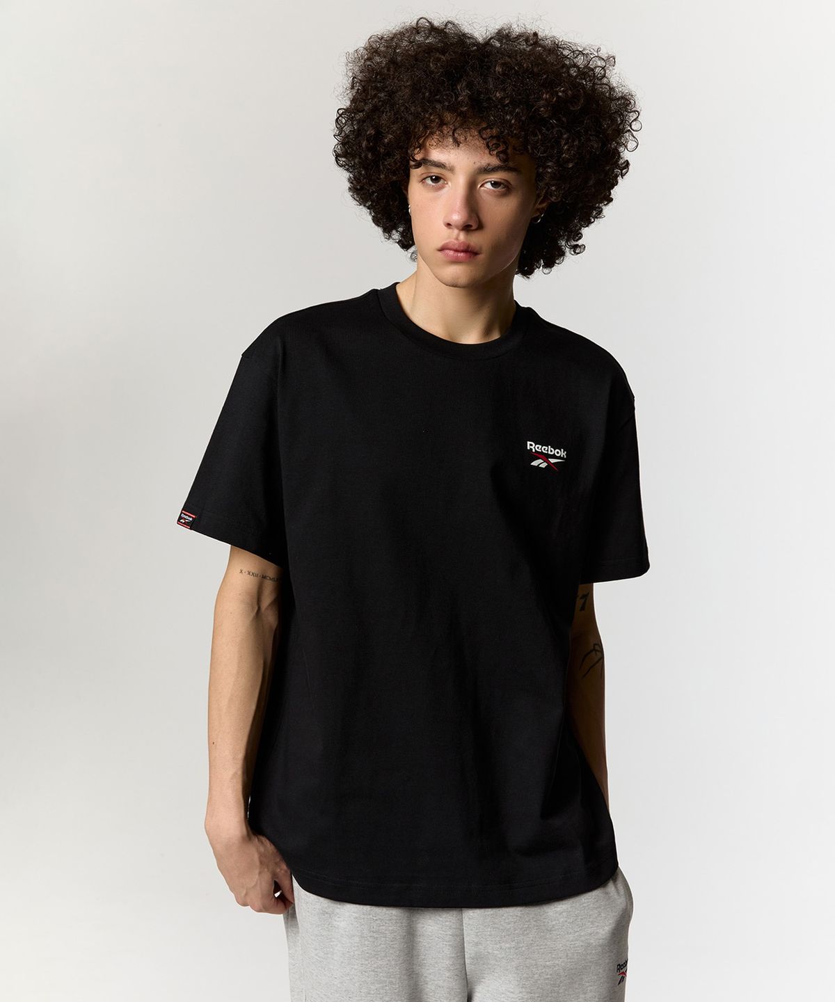 리복(REEBOK) 아카이브 티셔츠 - 블랙