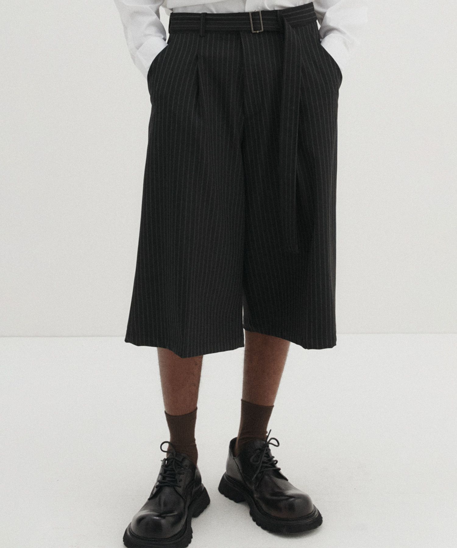 [DNSR] Belted Bermuda Slacks /追跡付 MUSINSA | DNSR WOMEN Belted Stripe Bermuda Slacks Black