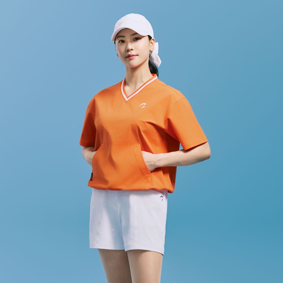 챌린저(CHALLENGER) 여성 에센셜 캥거루 포켓 V넥 반팔 우븐탑 오렌지