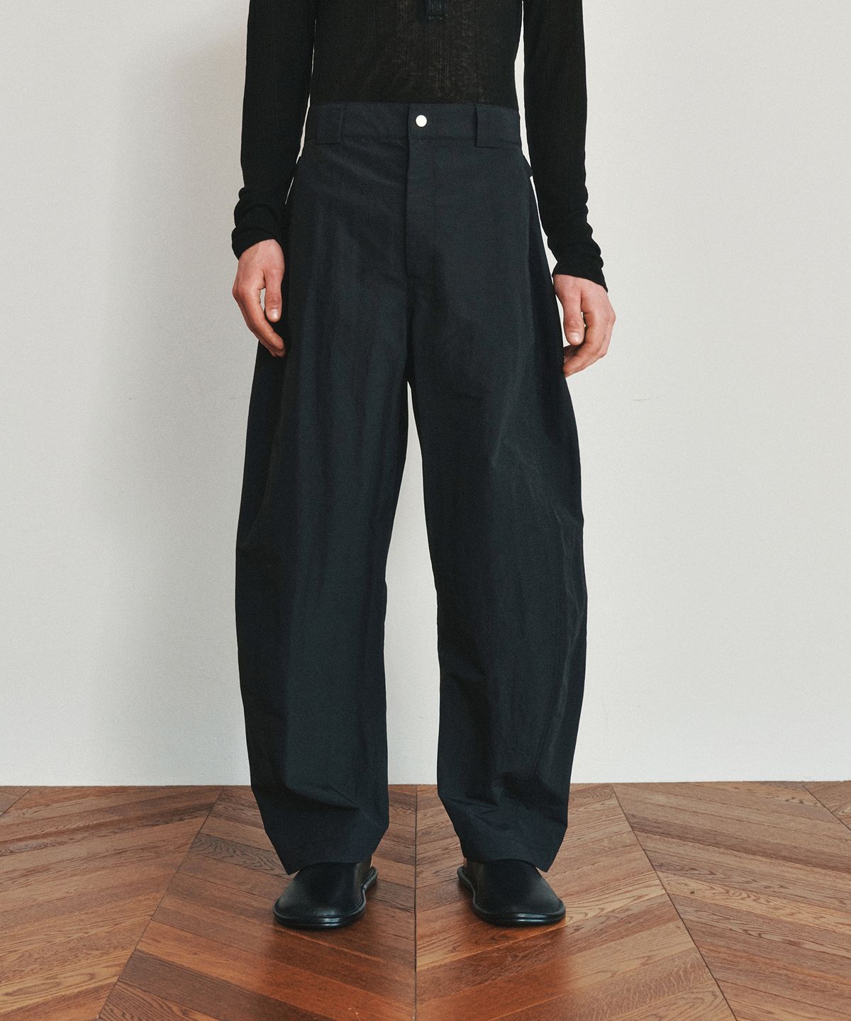 호이테(HEUTE) RUSTLE STRAP CURVE PANTS (BLACK)