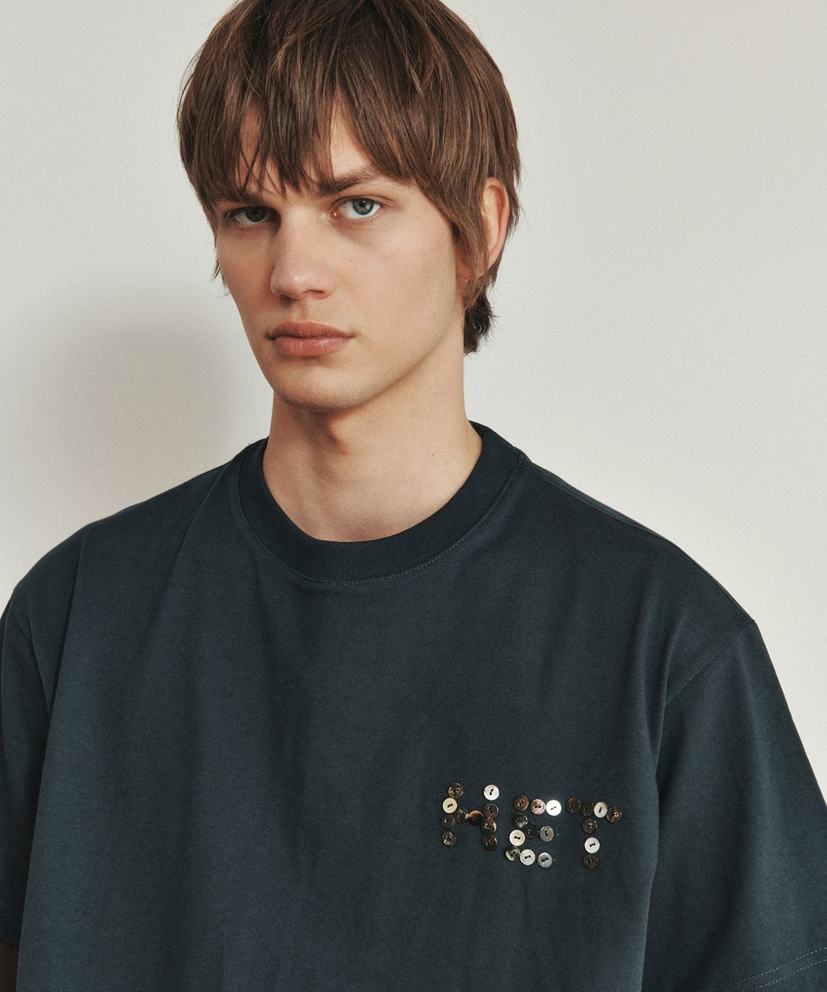 호이테(HEUTE) TURN PEARL BUTTON LOGO T-SHIRT (NAVY)