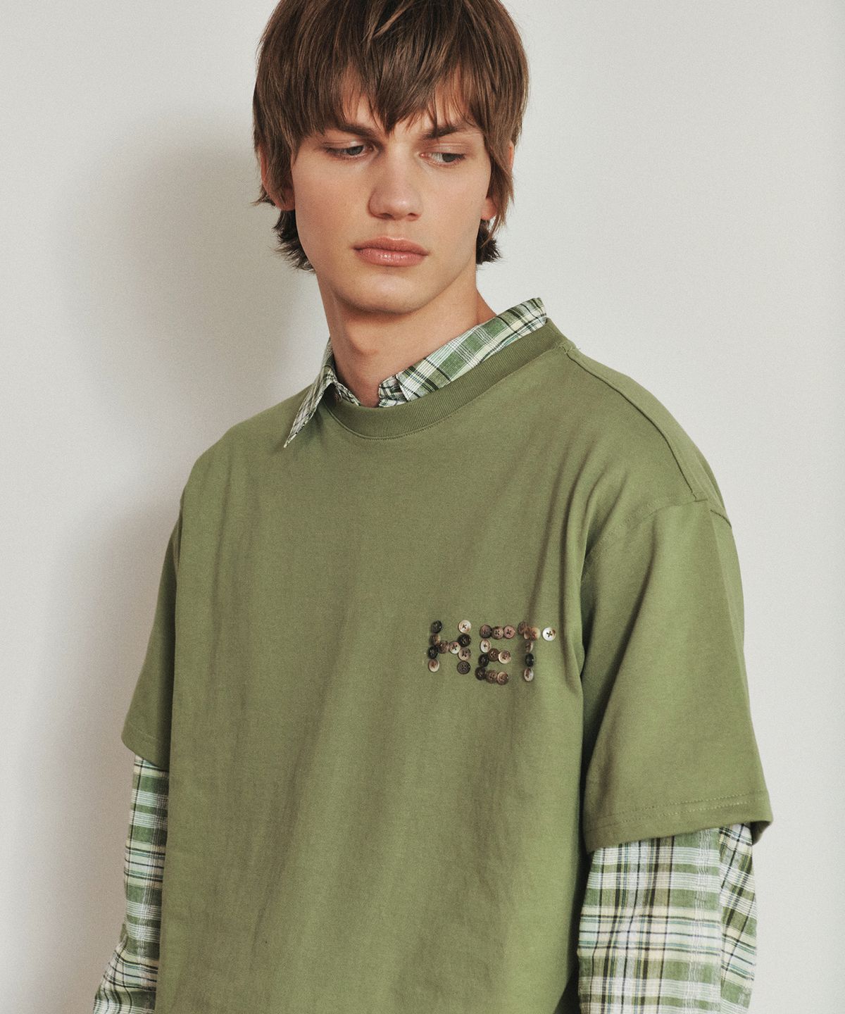 호이테(HEUTE) TURN PEARL BUTTON LOGO T-SHIRT (OLIVE)