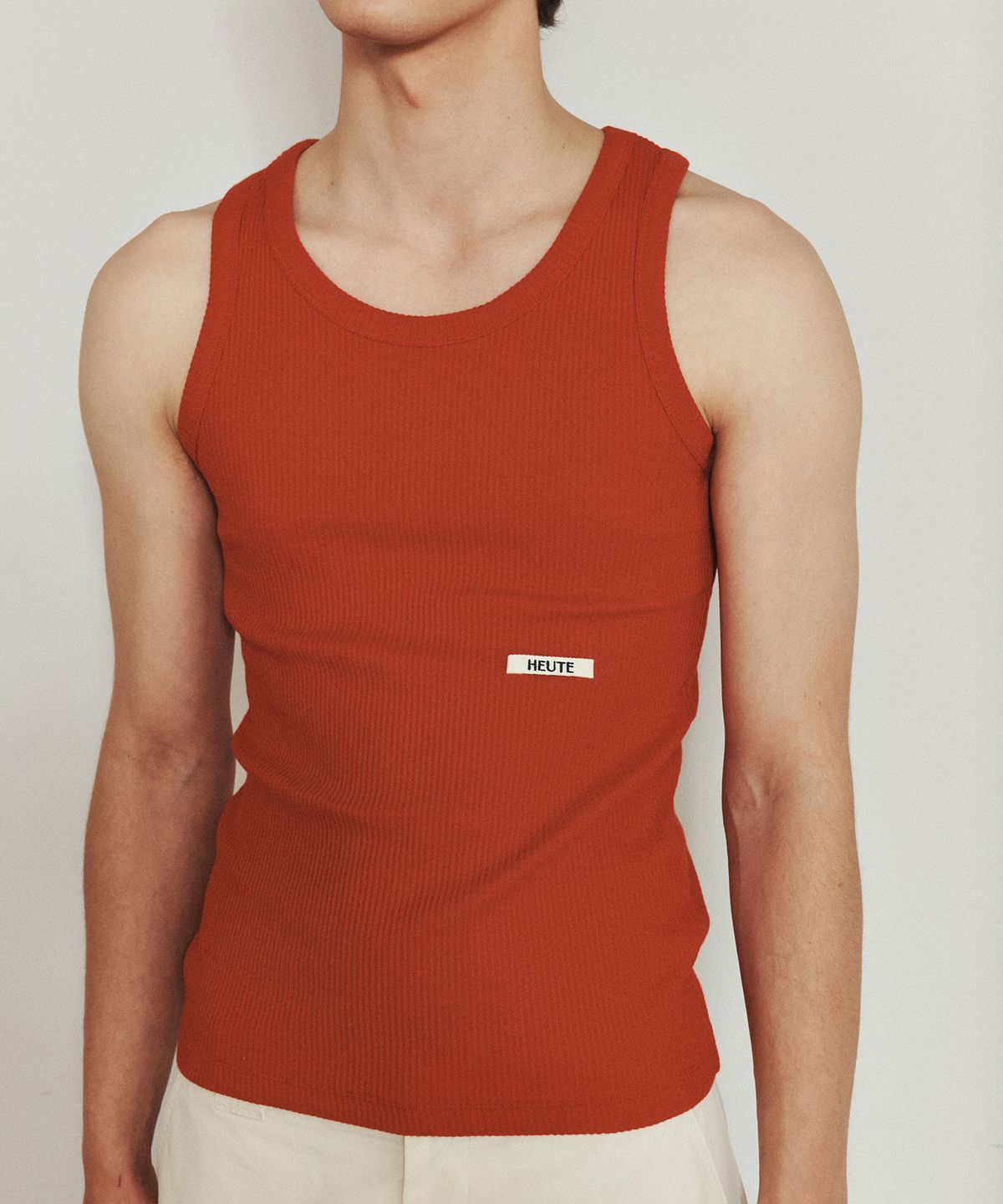호이테(HEUTE) HET RIBBED SLIM SLEVELESS TOP (RED)
