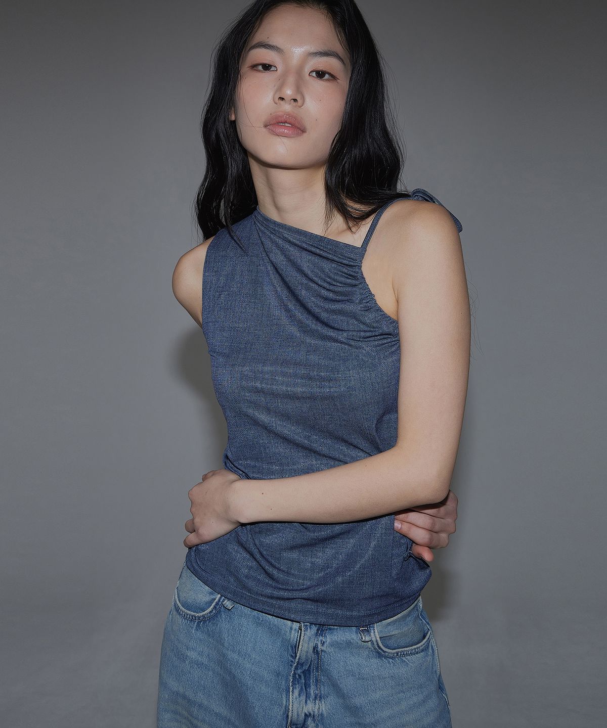 탑걸(TOPGIRL) DENIM-LIKE ARMHOLE ADJUSTABLE TOP_T516TP120