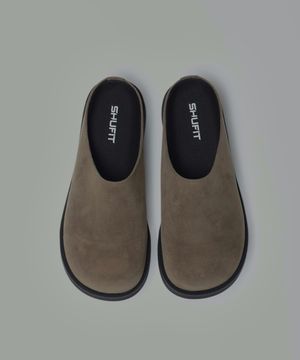 볼륨 슬라이드 스웨이드 뮬 슬리퍼 연브라운 SFT-405