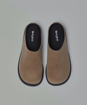 볼륨 슬라이드 스웨이드 뮬 슬리퍼 카멜 SFT-406