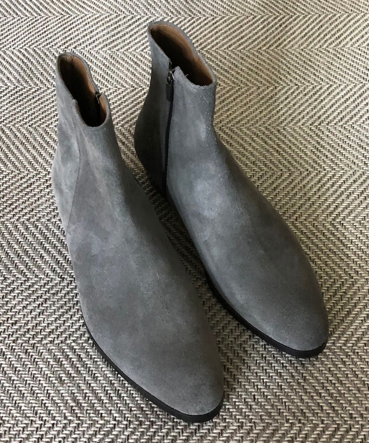 조앤슈(JOENSHOE) 휴고 라운딩 쎄무 사이드지퍼 첼시부츠 그레이