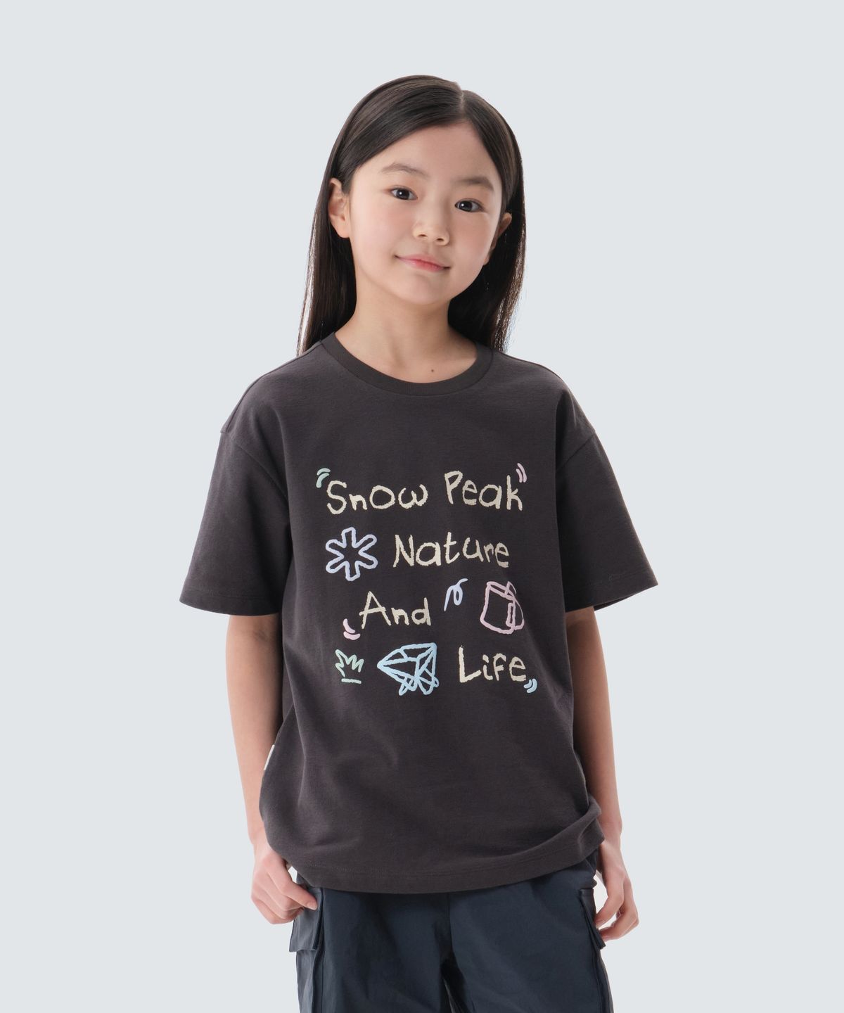 스노우피크 어패럴 키즈(SNOWPEAK APPAREL KIDS) 키즈 소로나 두들 그래픽 반팔 티셔츠 (S25MKFTS94) Charcoal