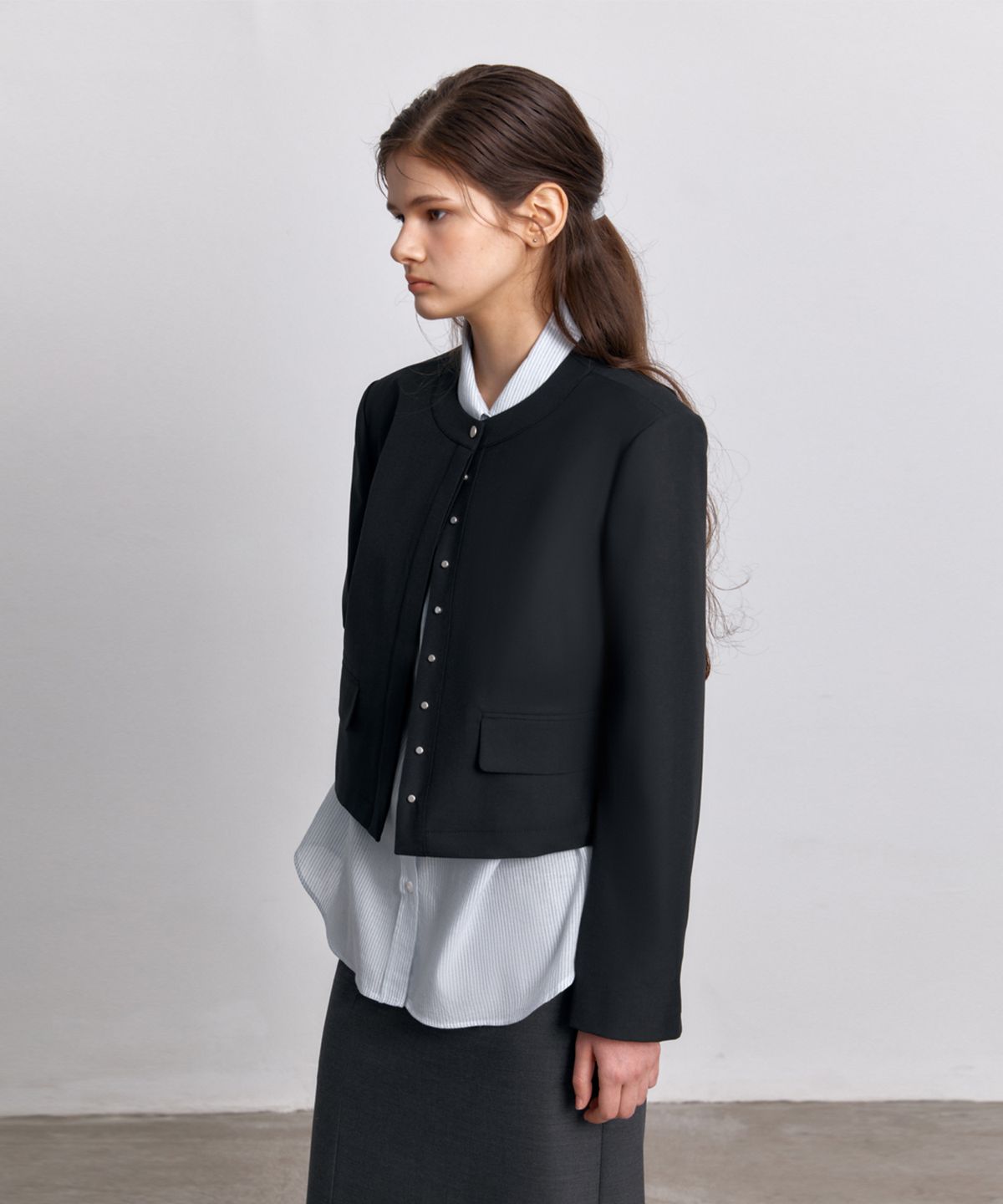 아바몰리(AVA MOLLI) SNAP COLLARLESS CROP JK (BLACK)