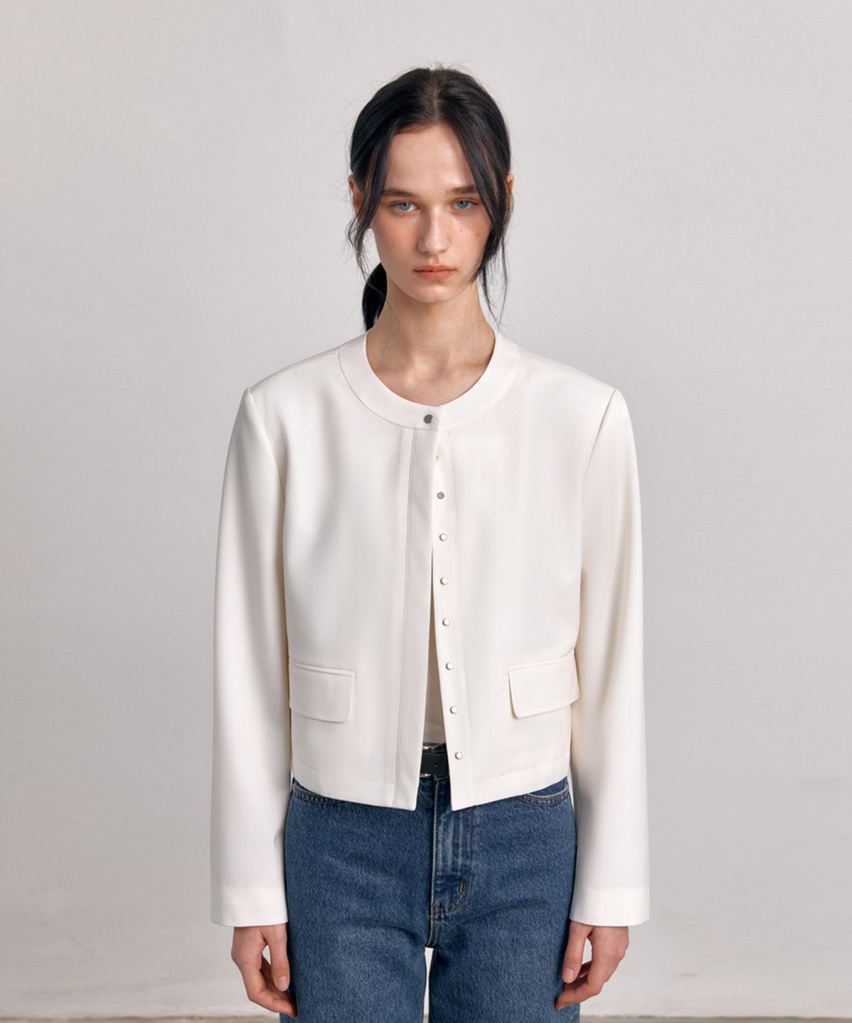 아바몰리(AVA MOLLI) SNAP COLLARLESS CROP JK (IVORY)