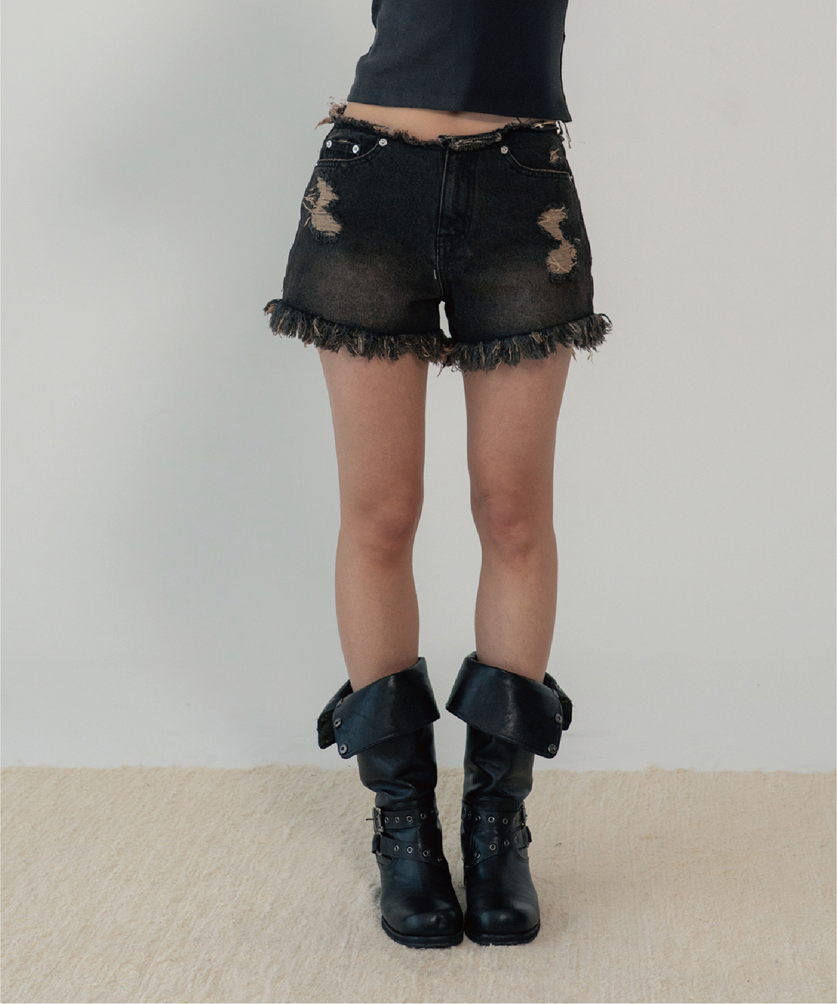 지제뮤지엄(ZIZEMUSEUM) FRINGE DENIM SHORTS (BLACK)