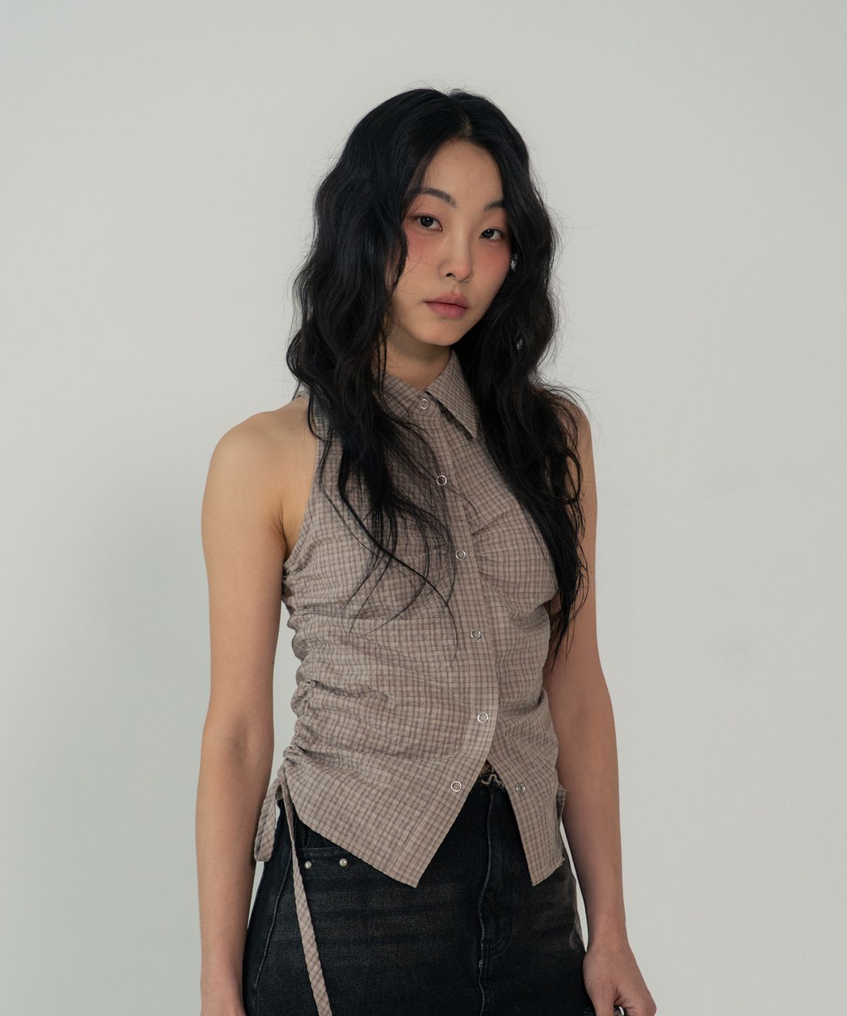 지제뮤지엄(ZIZEMUSEUM) SLEEVLESS SHIRRING SHIRTS (BEIGE)