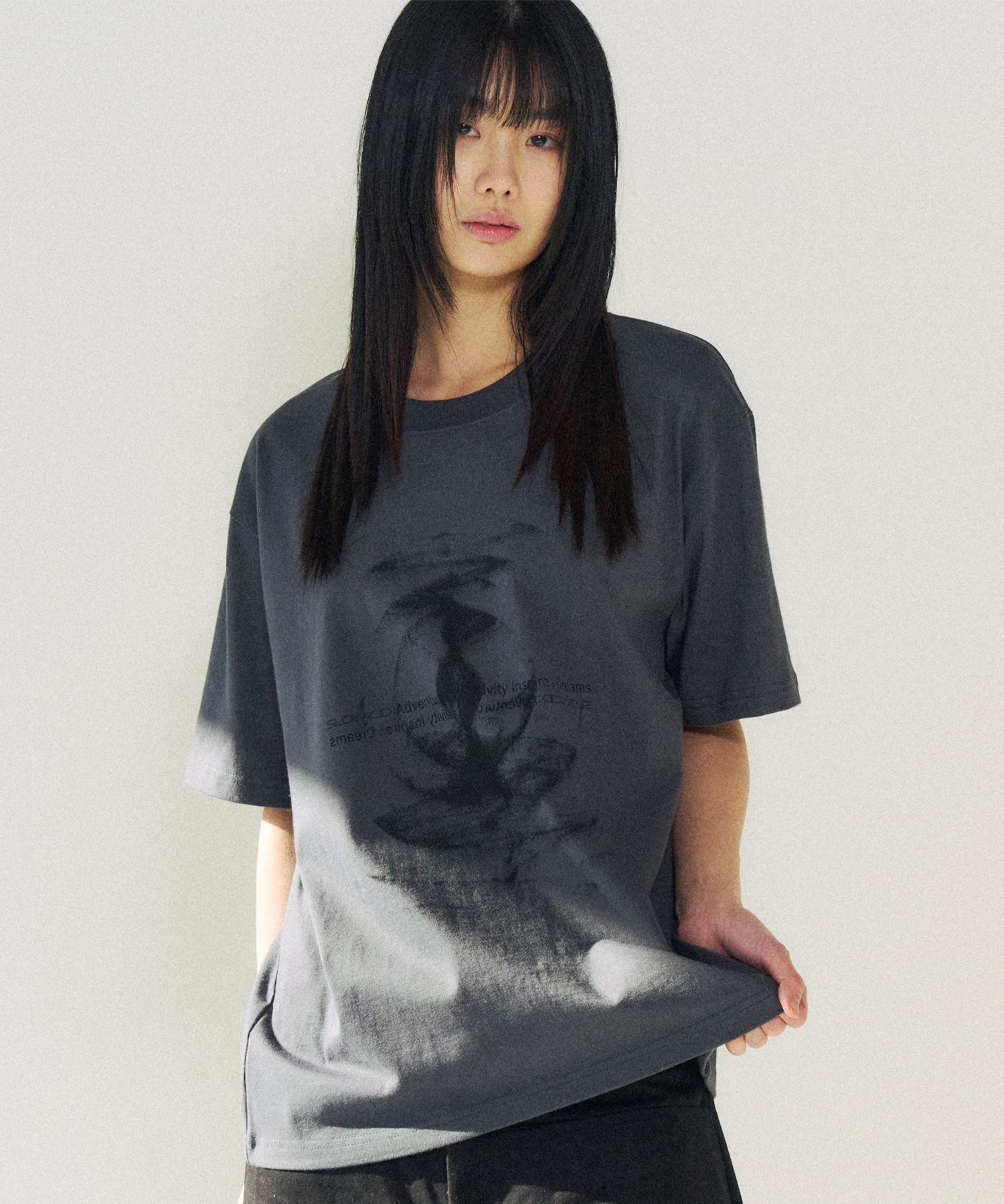 MUSINSA公式 | SLOWACID Dune Wave Short Sleeve T-Shirt [Charcoal]