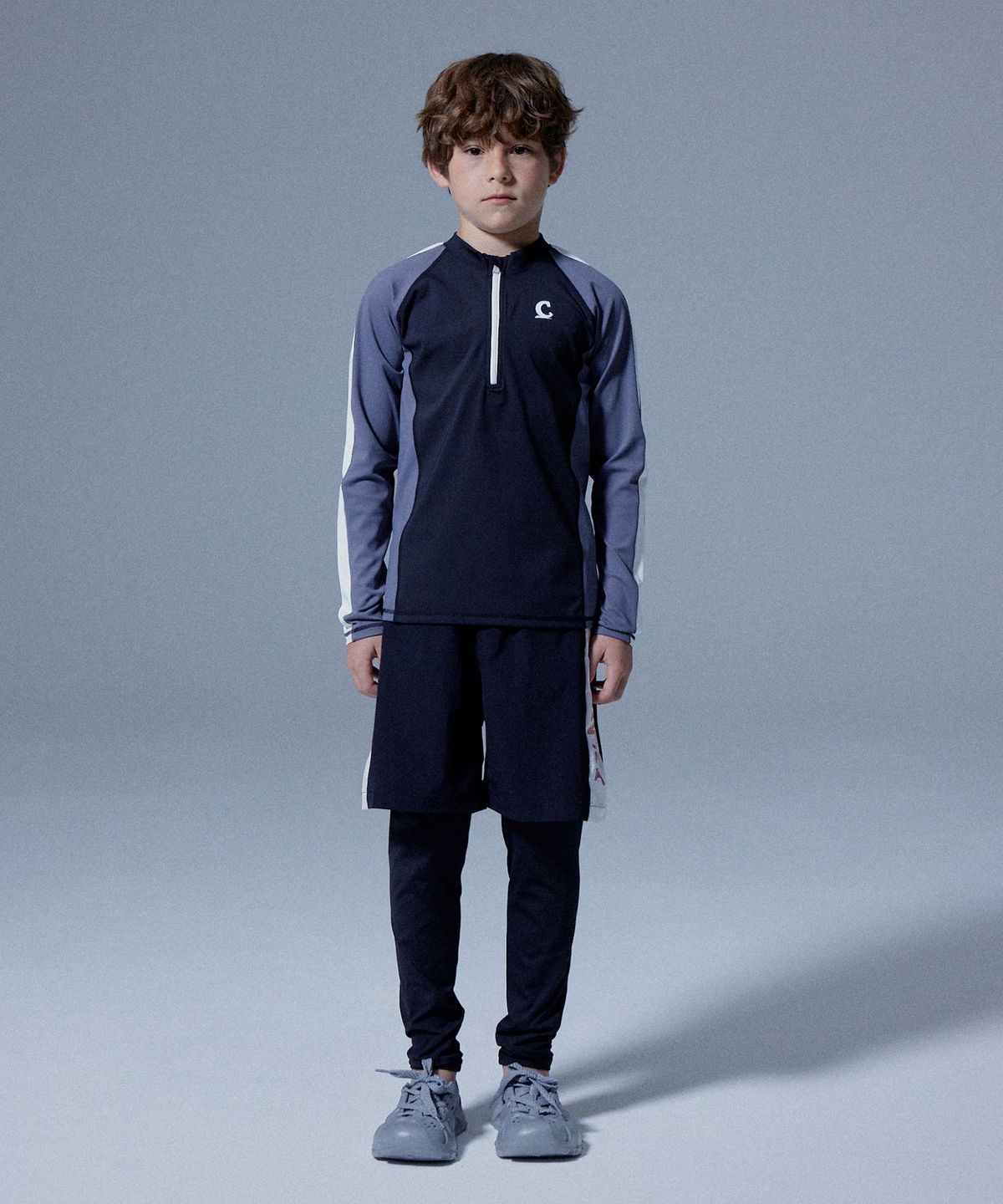 커버낫 키즈(COVERNAT KIDS) 컬러로고 래쉬가드 반집업 셋업 블랙 CK2502RG57BK