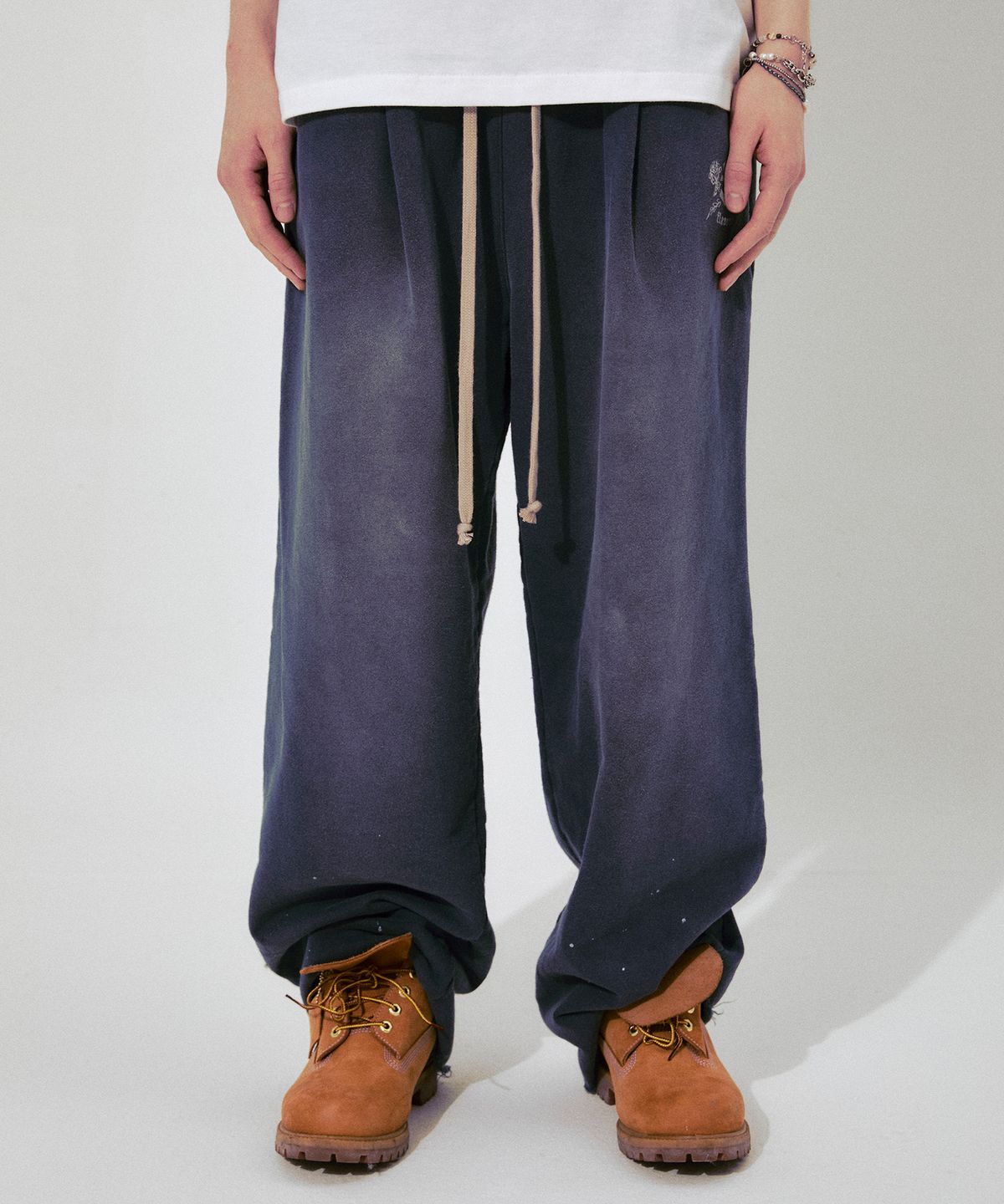 플레이버리즘(FLAVORISM) VTG Washed One Tuck Wide Sweat Pants (Faded Navy)