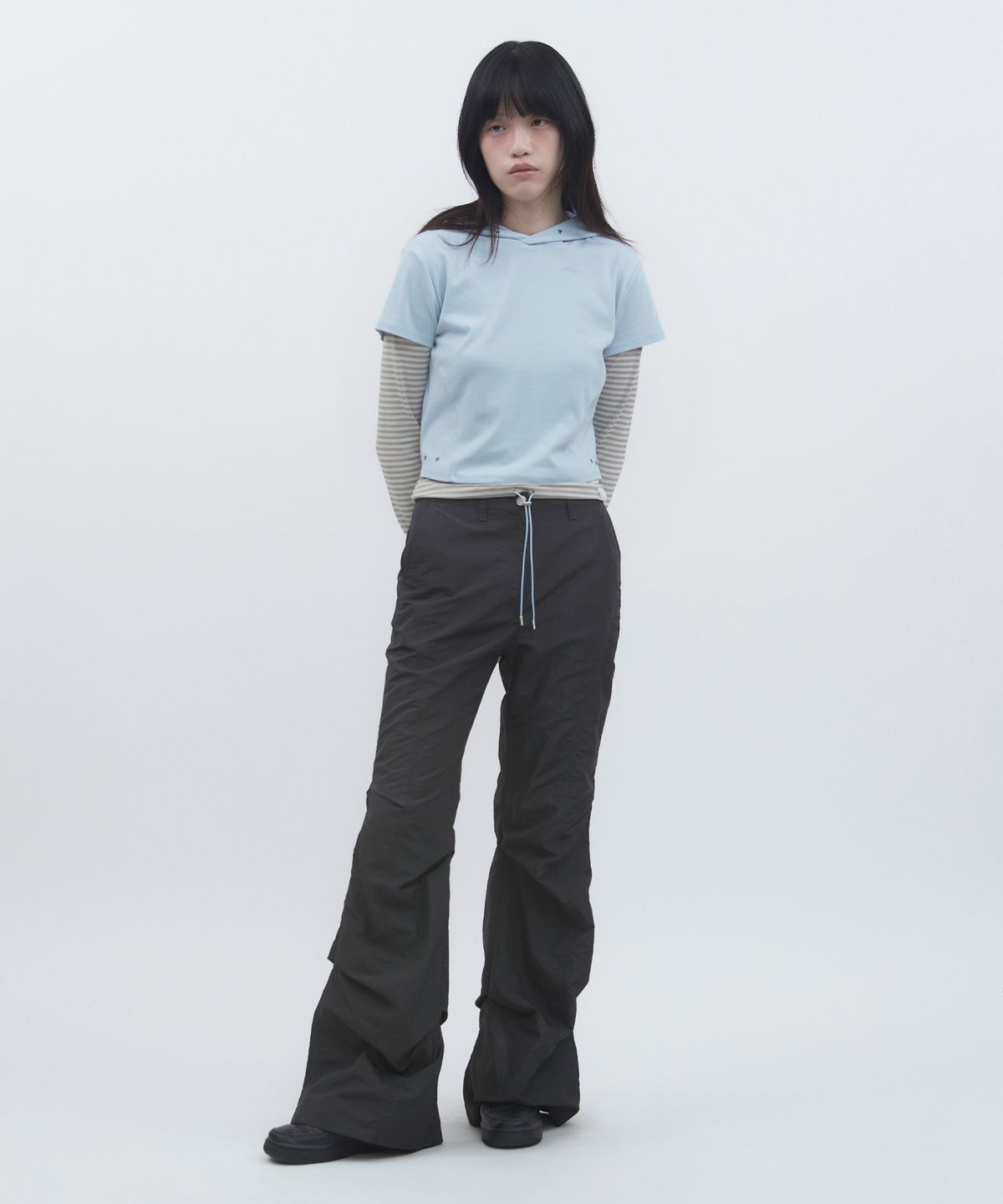 뚜오미오(TUOMIO) TUCKED BOOTSCUT PANTS [CHARCOAL]