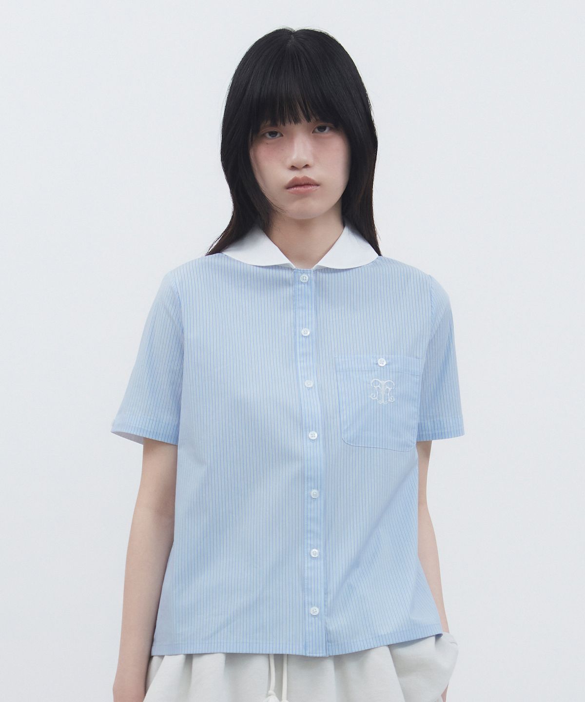 뚜오미오(TUOMIO) ROUND COLLAR EMBLEM SHIRT [BABY BLUE]