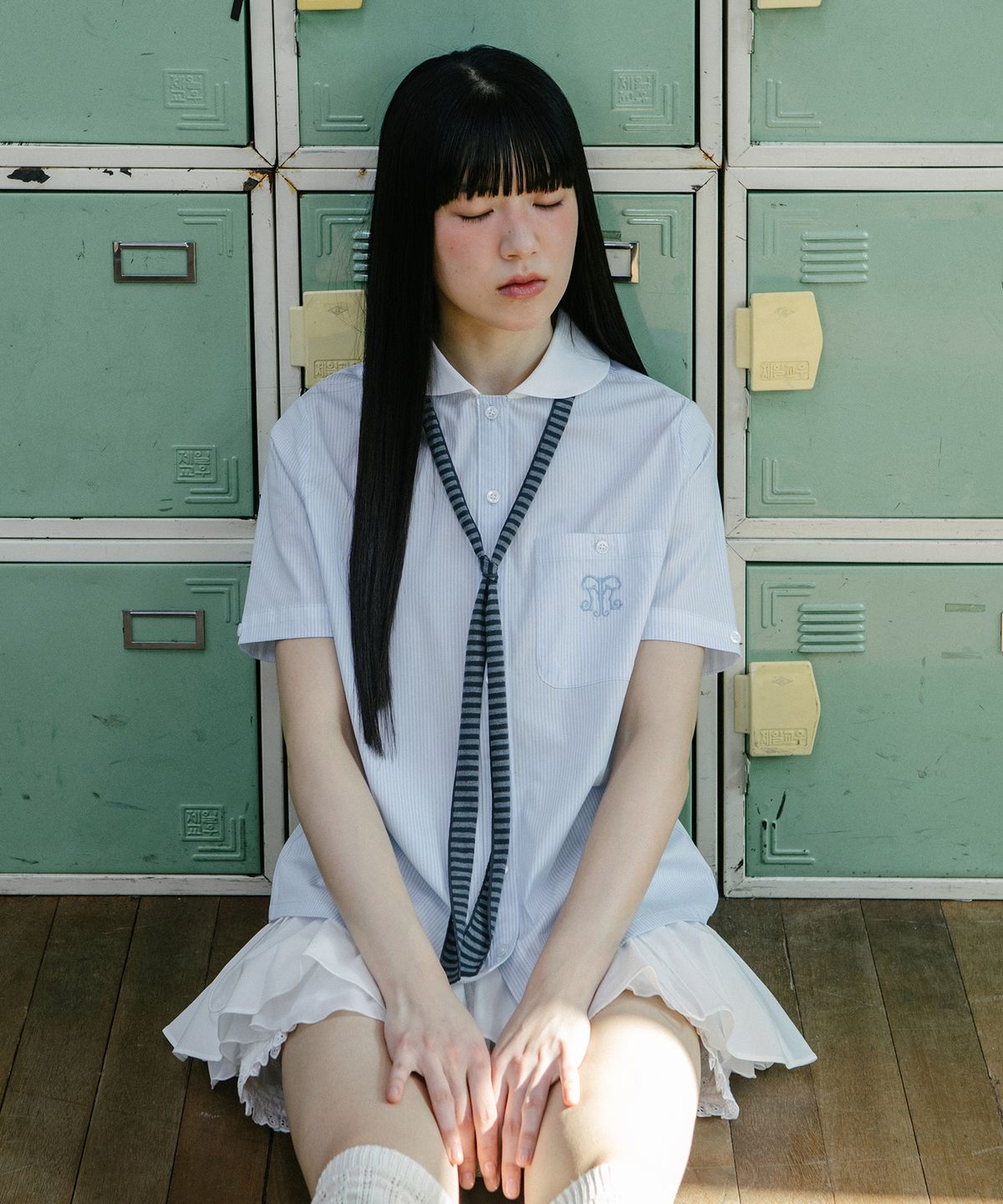 뚜오미오(TUOMIO) ROUND COLLAR EMBLEM SHIRT [WHITE]