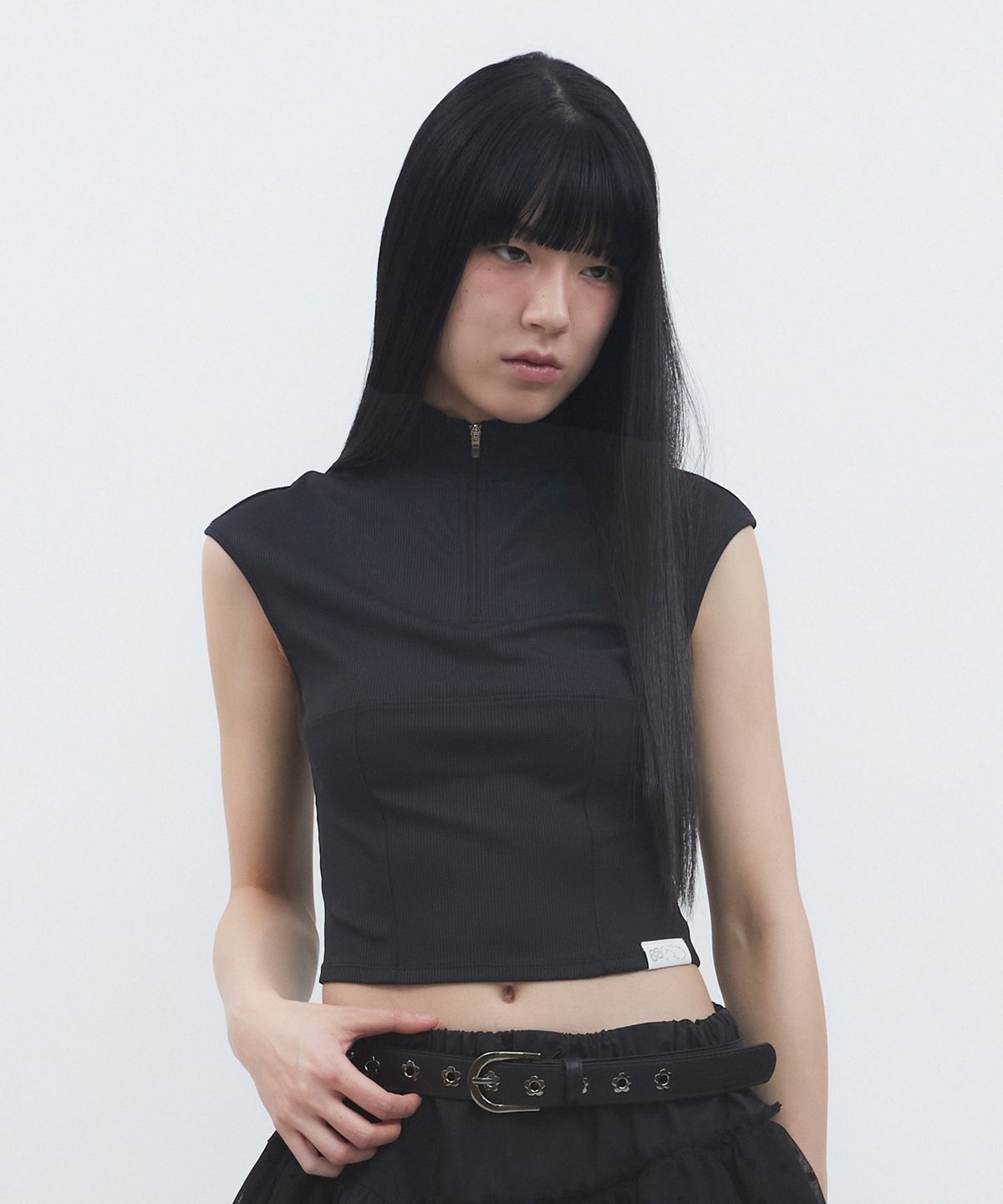 뚜오미오(TUOMIO) STRAPPY HALF-ZIP SLEEVELESS [BLACK]