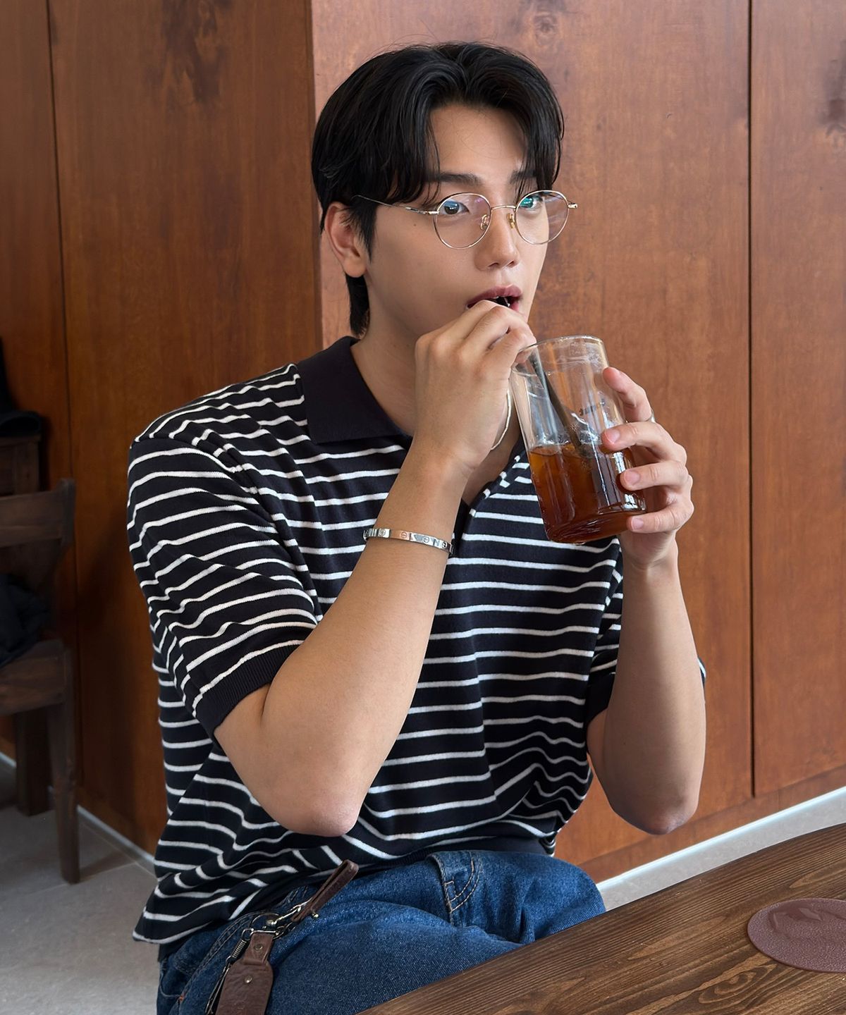 키뮤어(KIIMUIR) 스트라이프 카라 하프 니트_네이비