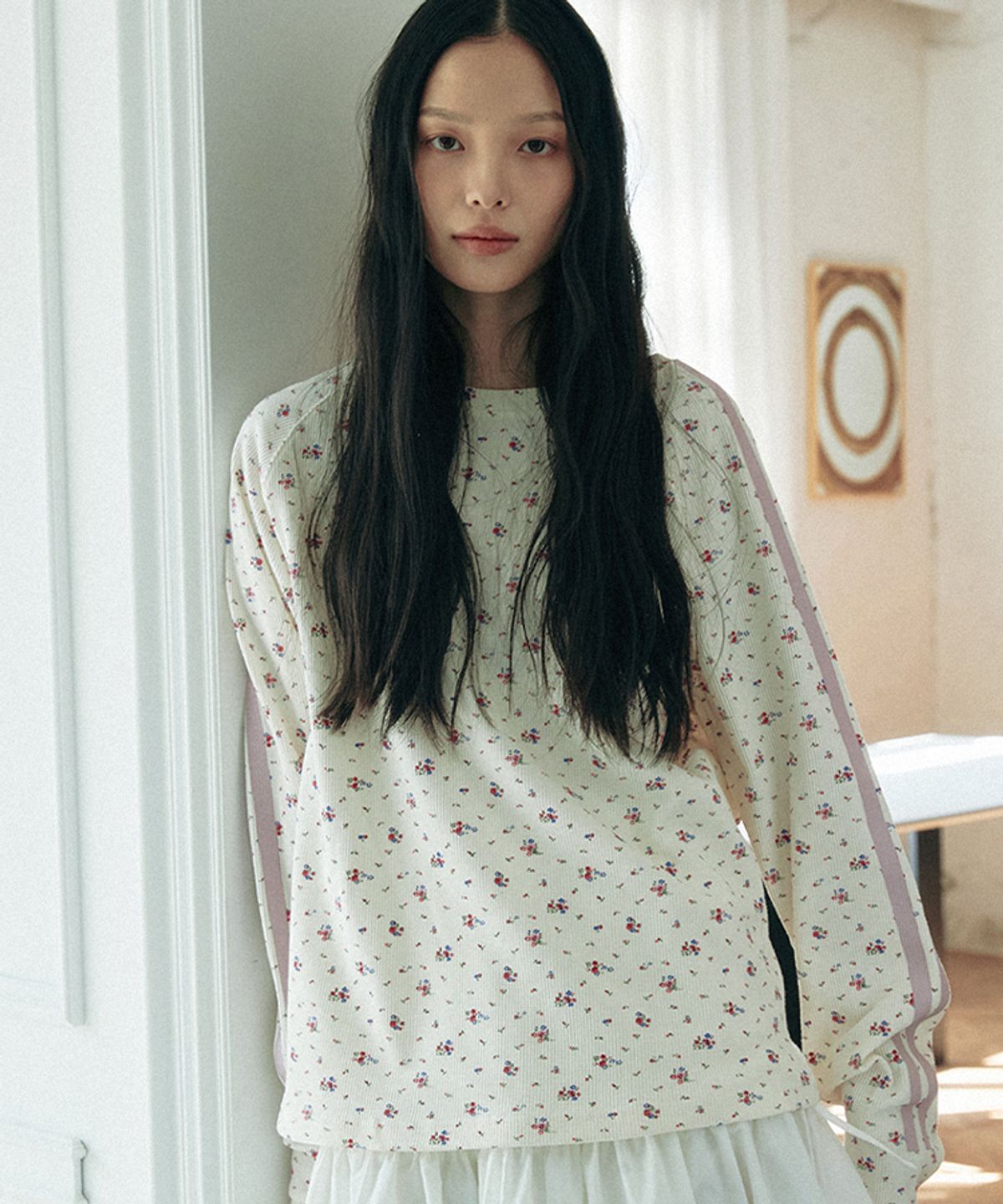 쿠키시(KOOKEESEE) 와플 래클런 슬리브 티셔츠_플라워_아이보리
