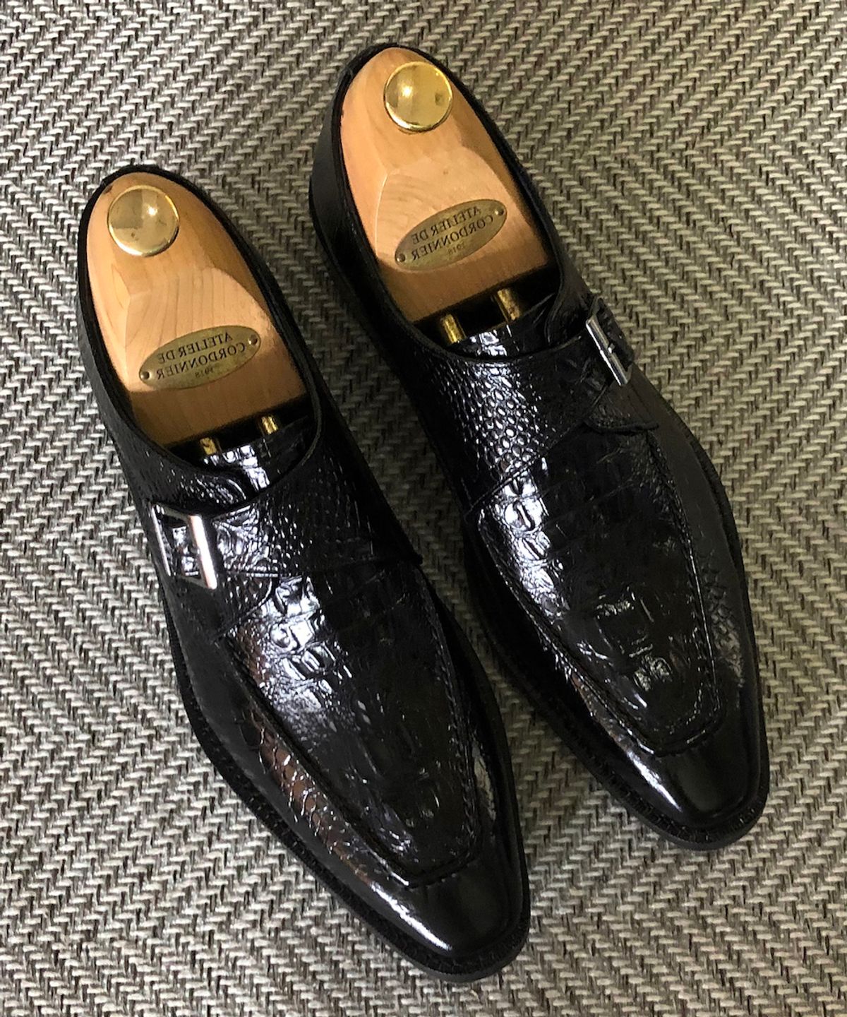 조앤슈(JOENSHOE) 놉 베이커 크로커다일 몰크스트랩 블랙