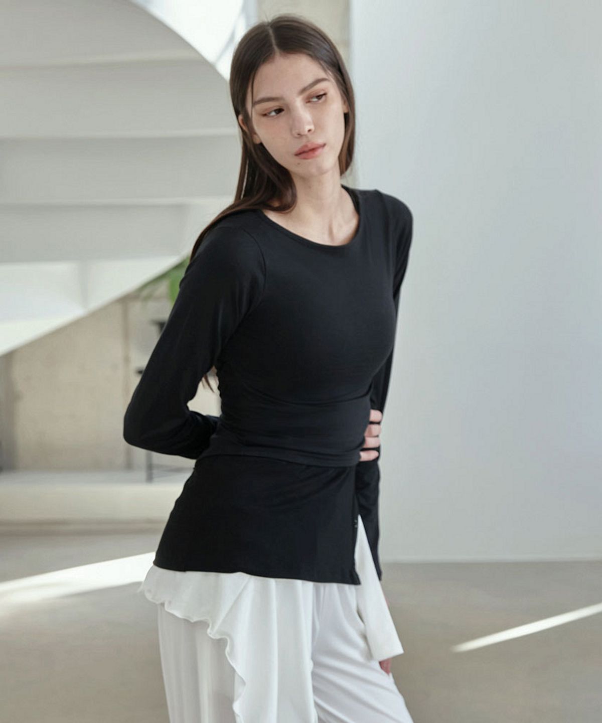 데비웨어(DEVIWEAR) 컷아웃 슬릿 티셔츠 DEVI-T0127-블랙