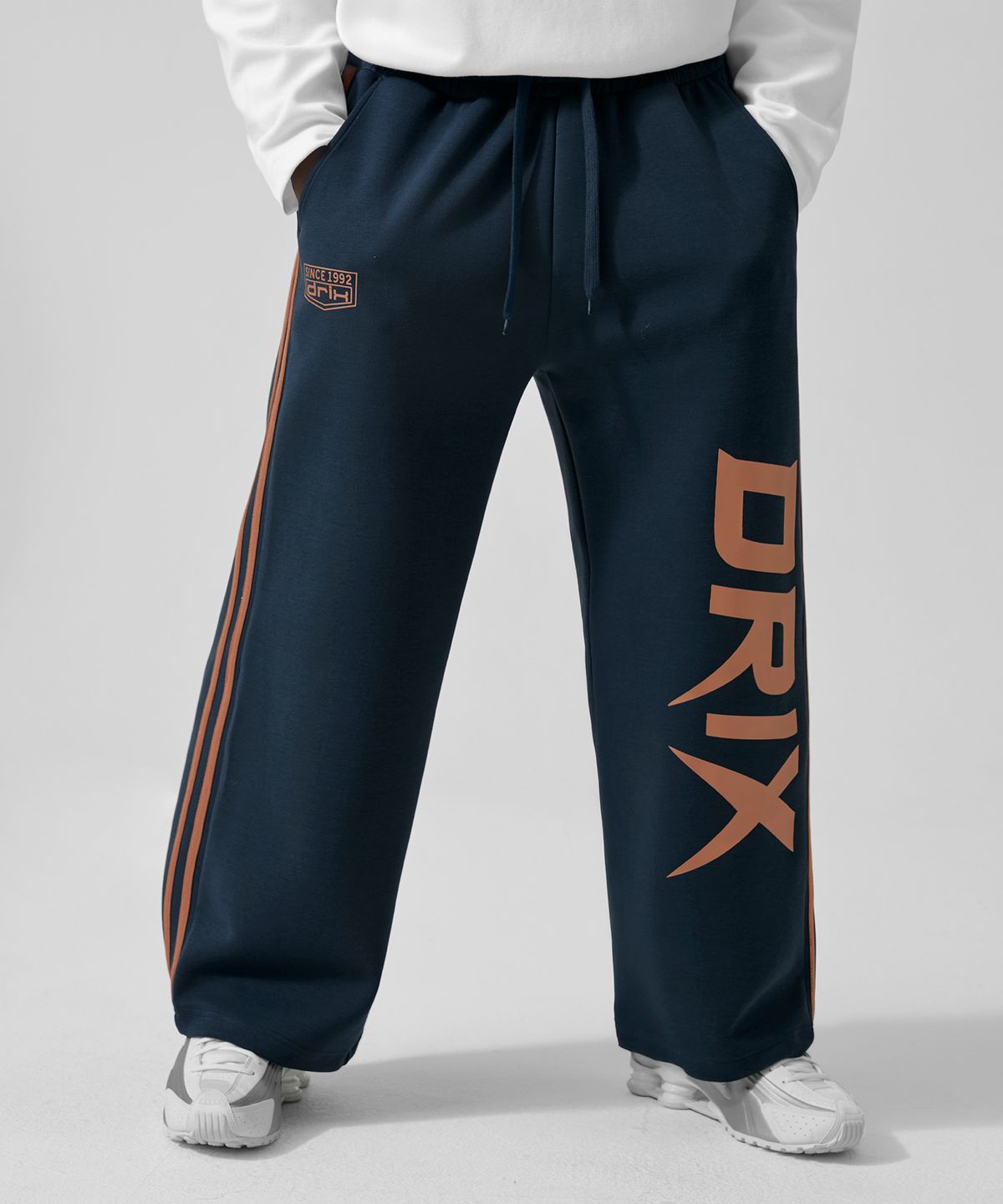 드릭스(DRIX) 트랙 라인 그래픽 와이드 스웨트 팬츠_네이비